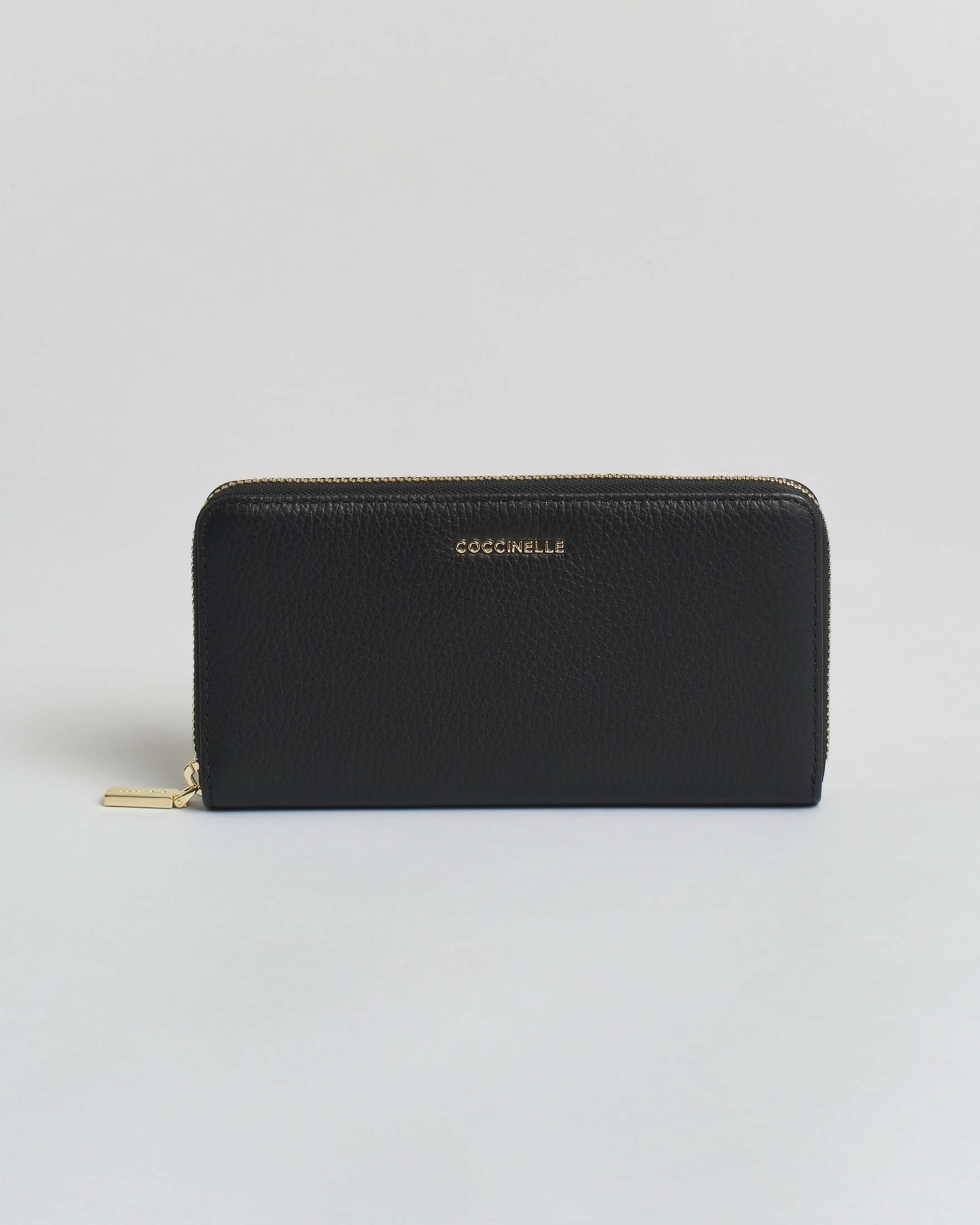 Portafoglio a libro Coccinelle Metallic Soft in pelle granulata nera e logo metallico