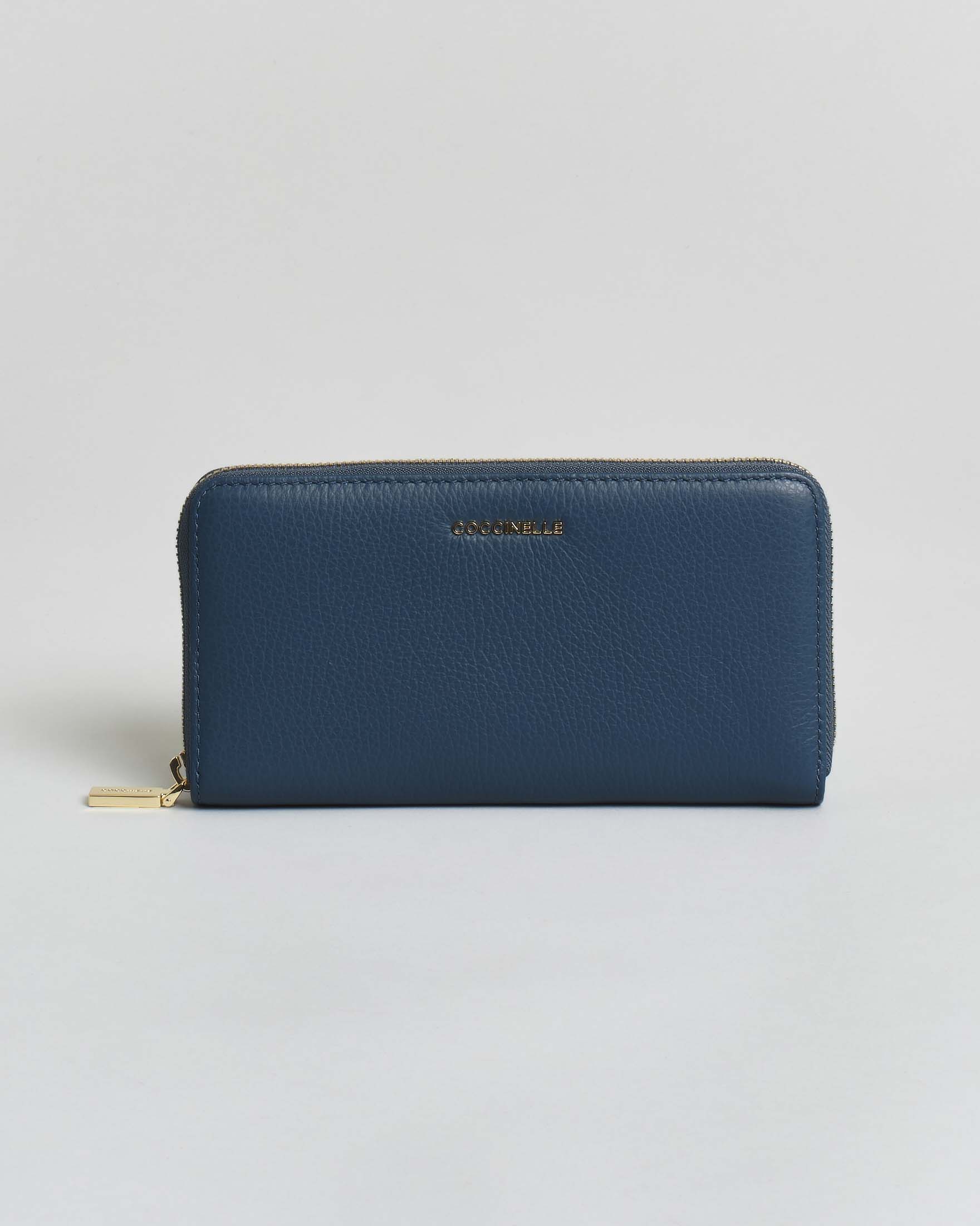 Portafoglio a libro Coccinelle Metallic Soft in pelle granulata color ottanio e logo metallico