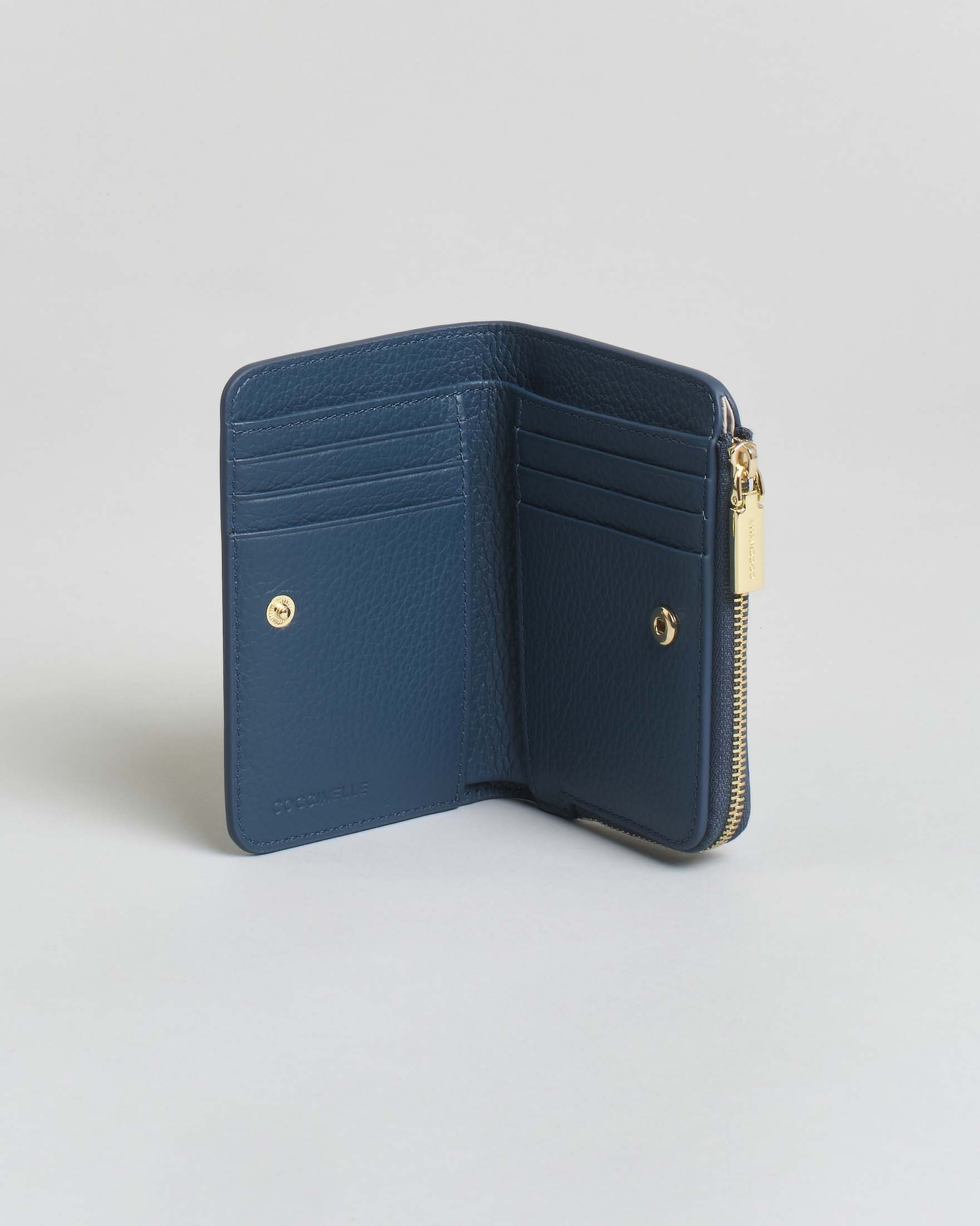 Portafoglio Coccinelle C-ME Small color ottanio in pelle martellata con portamonete chiuso a zip image