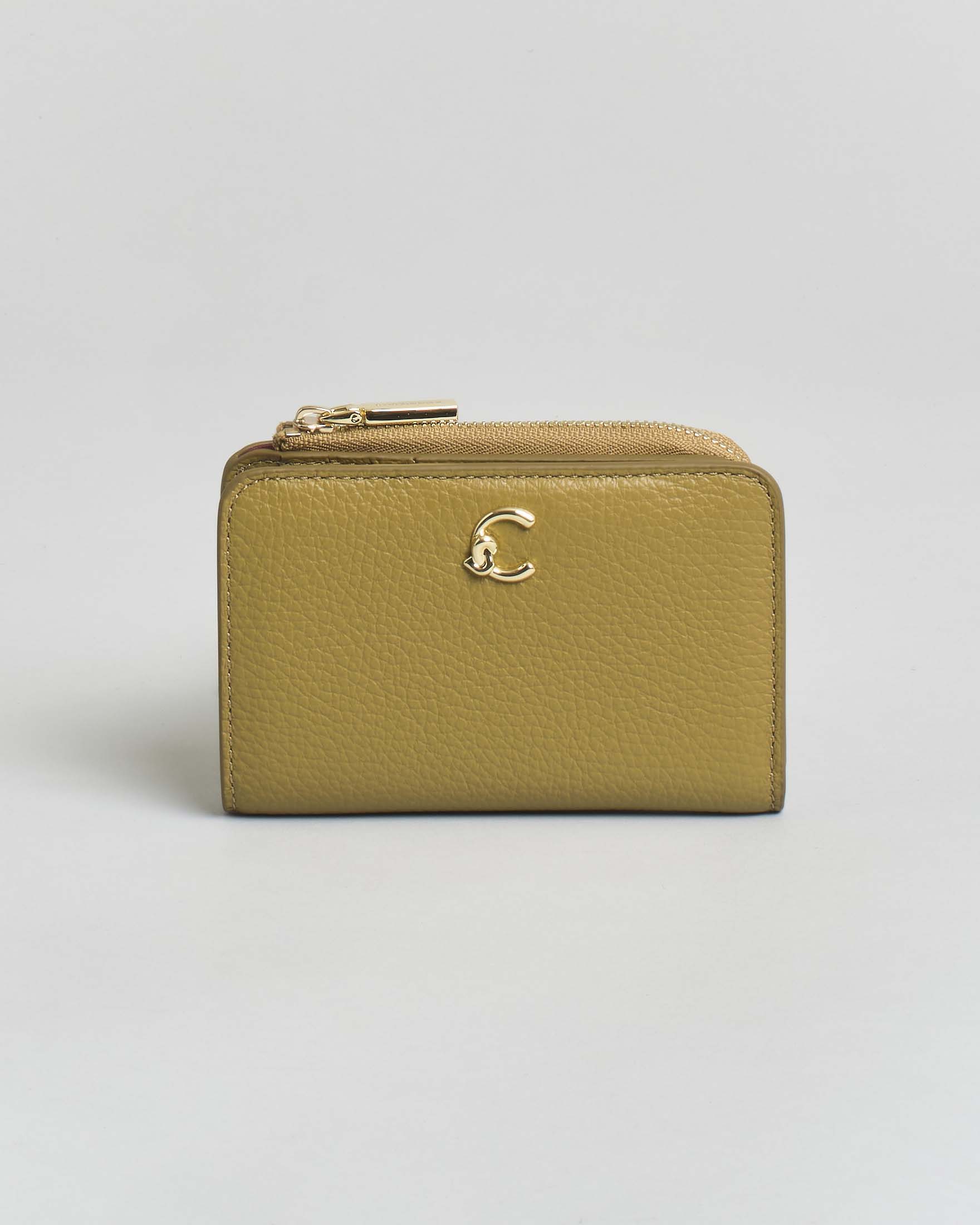 Portafoglio Coccinelle C-ME Small verde oliva in pelle martellata con portamonete chiuso a zip