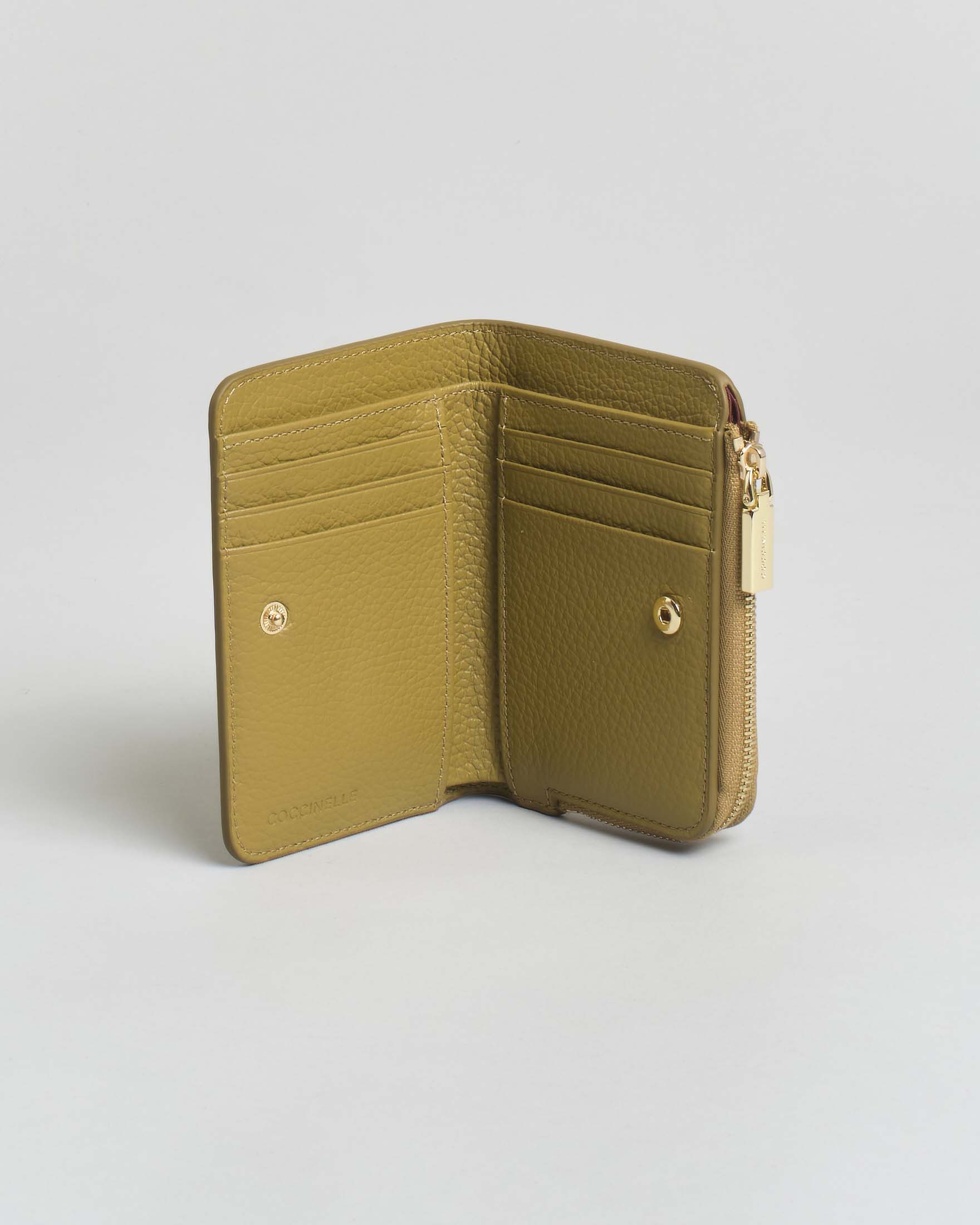 Portafoglio Coccinelle C-ME Small verde oliva in pelle martellata con portamonete chiuso a zip image
