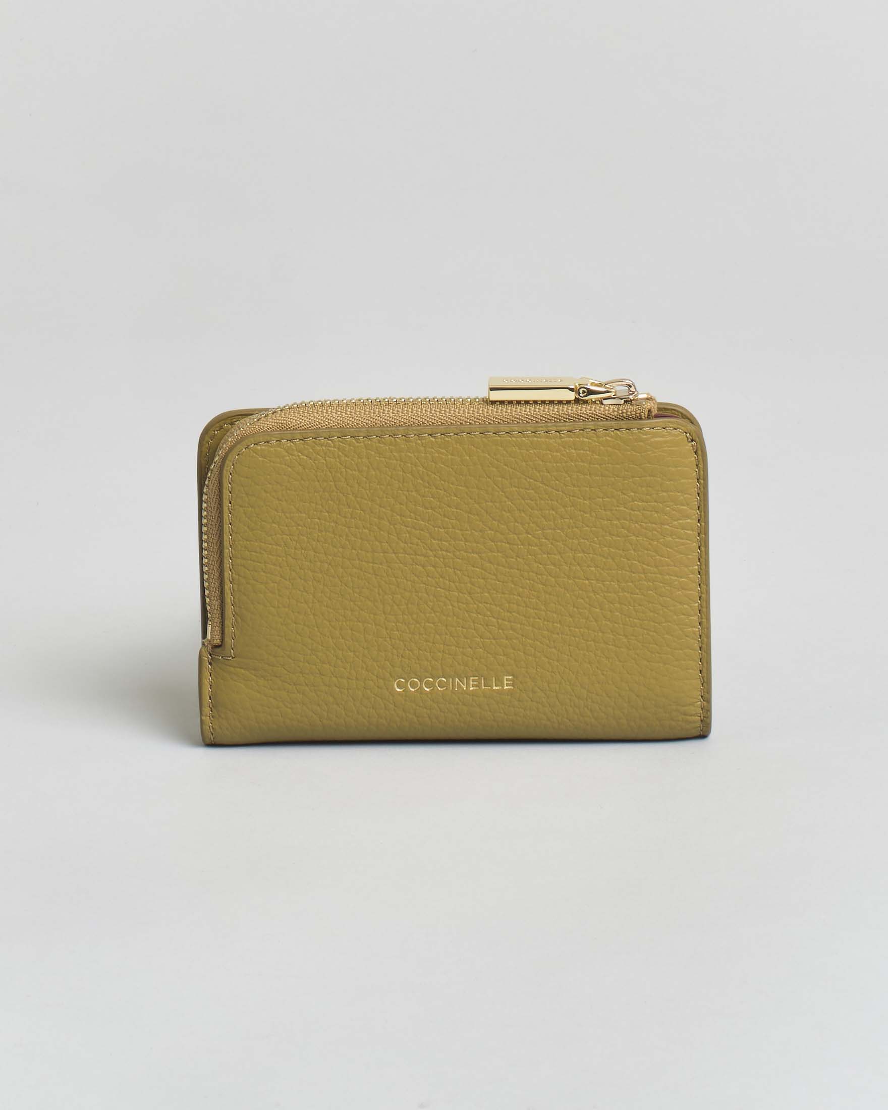 Portafoglio Coccinelle C-ME Small verde oliva in pelle martellata con portamonete chiuso a zip