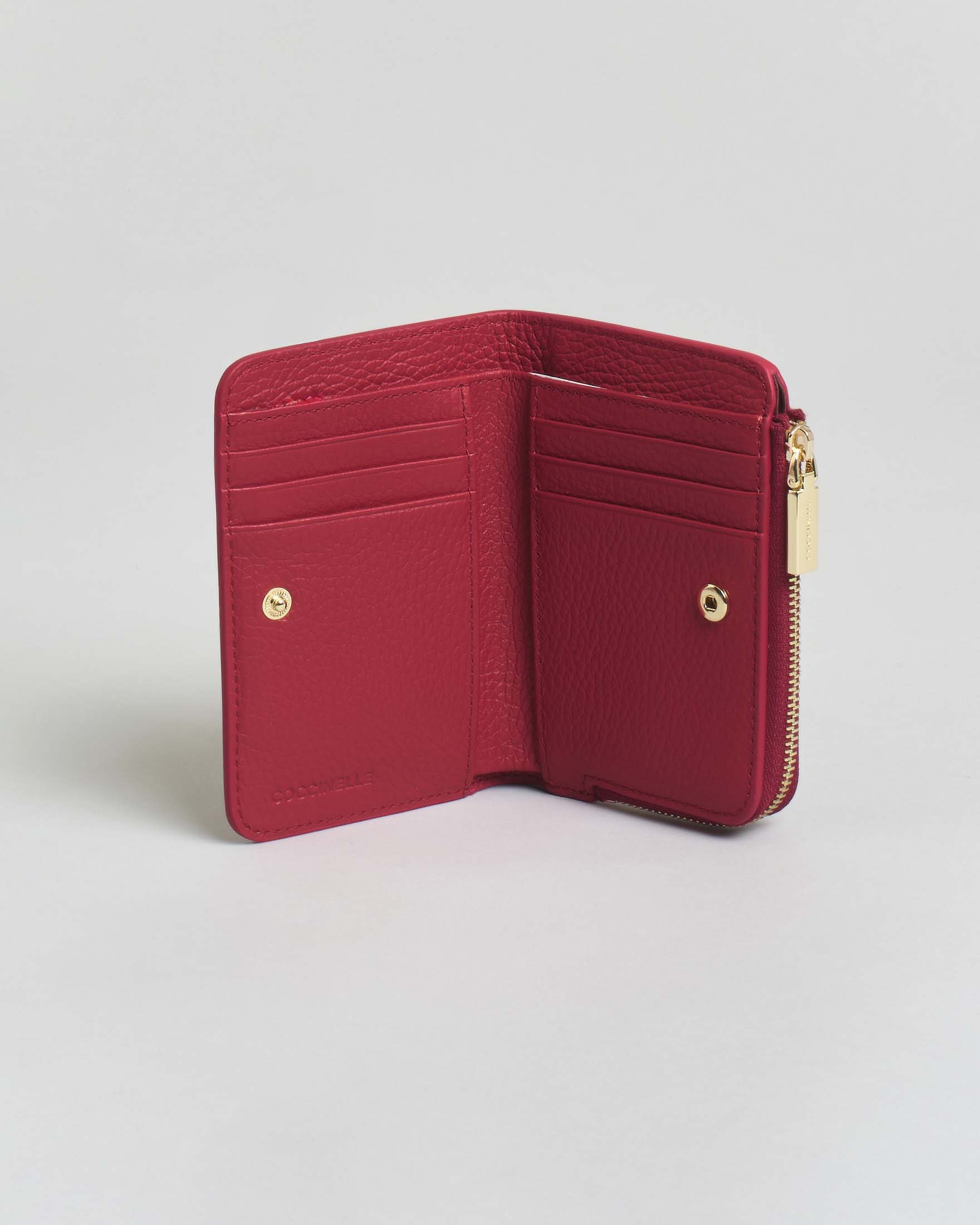 Portafoglio Coccinelle C-ME Small in pelle martellata rossa con portamonete chiuso a zip image