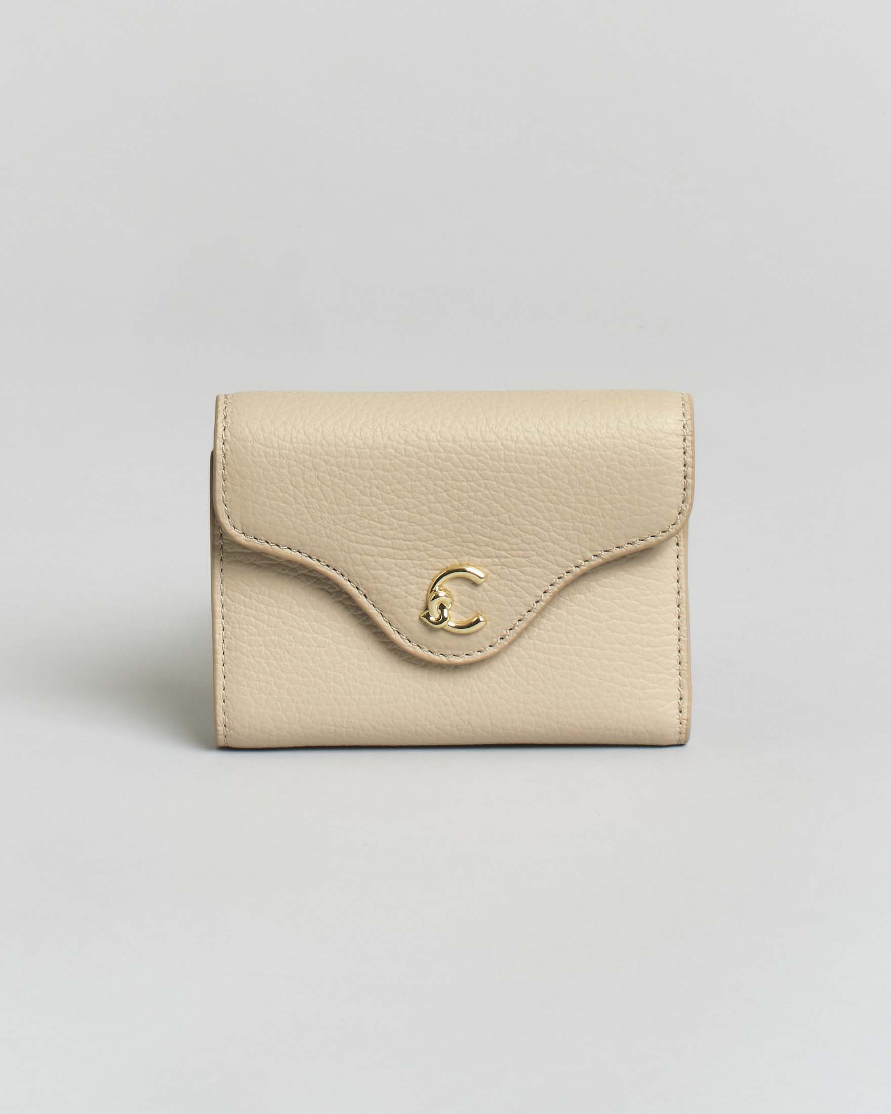 Portafoglio Coccinelle C-ME Small color sabbia in pelle martellata con patta e fibbia C dorata