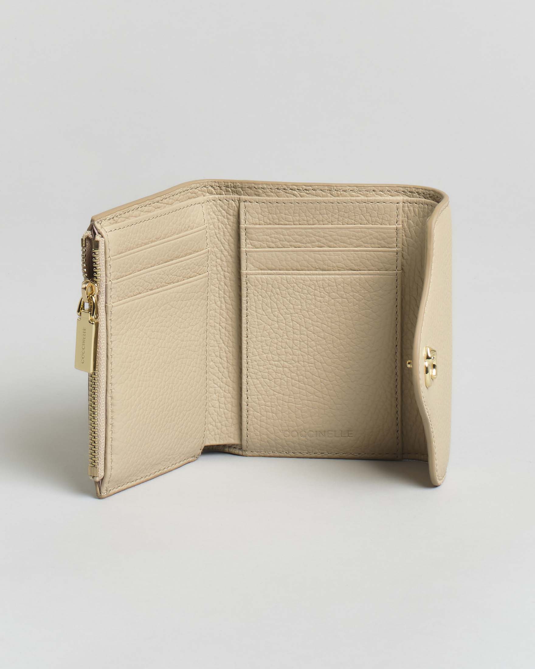 Portafoglio Coccinelle C-ME Small color sabbia in pelle martellata con patta e fibbia C dorata image