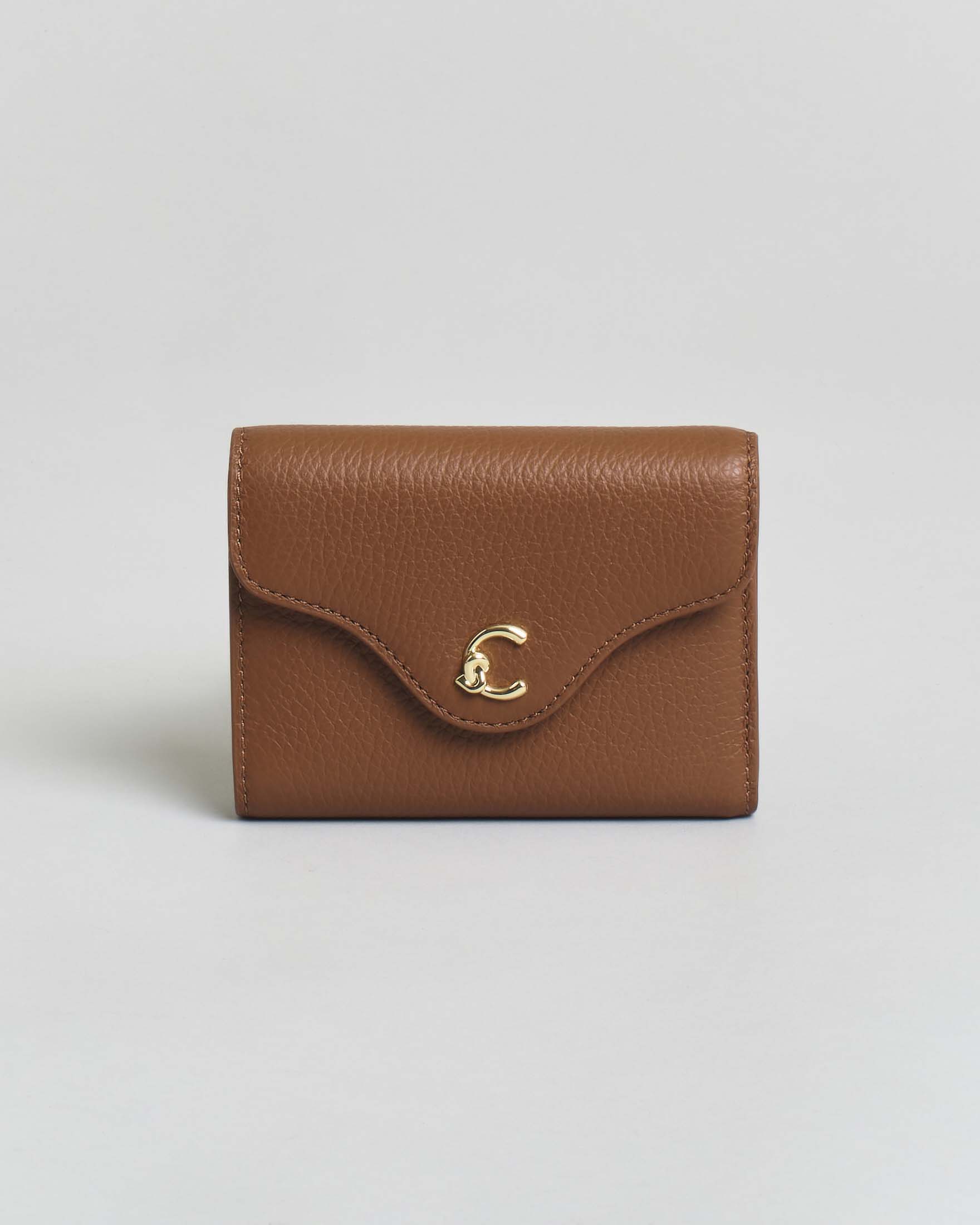 Portafoglio Coccinelle C-ME Small color cognac in pelle martellata con patta e fibbia C dorata