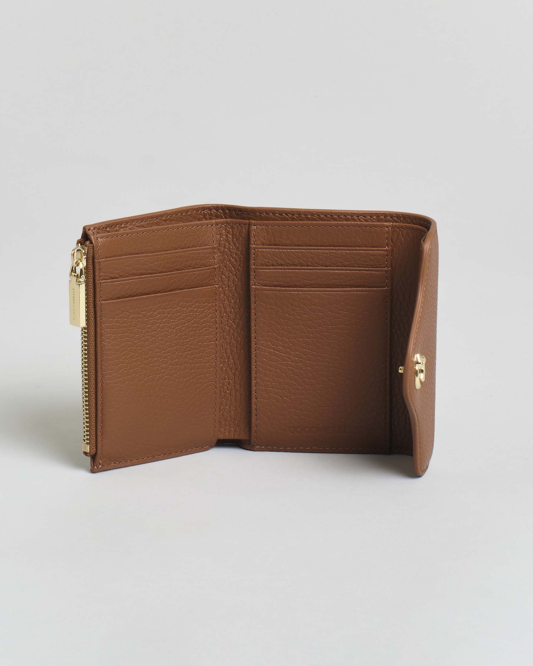 Portafoglio Coccinelle C-ME Small color cognac in pelle martellata con patta e fibbia C dorata image