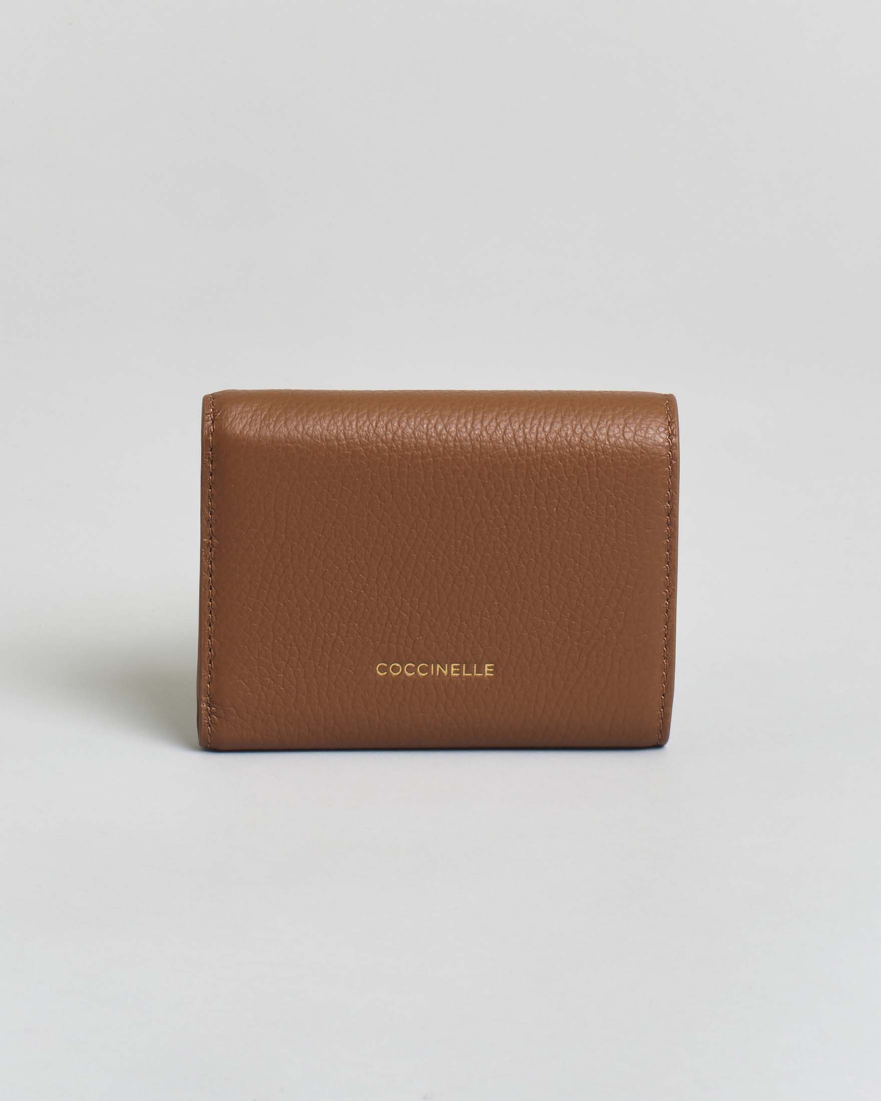 Portafoglio Coccinelle C-ME Small color cognac in pelle martellata con patta e fibbia C dorata