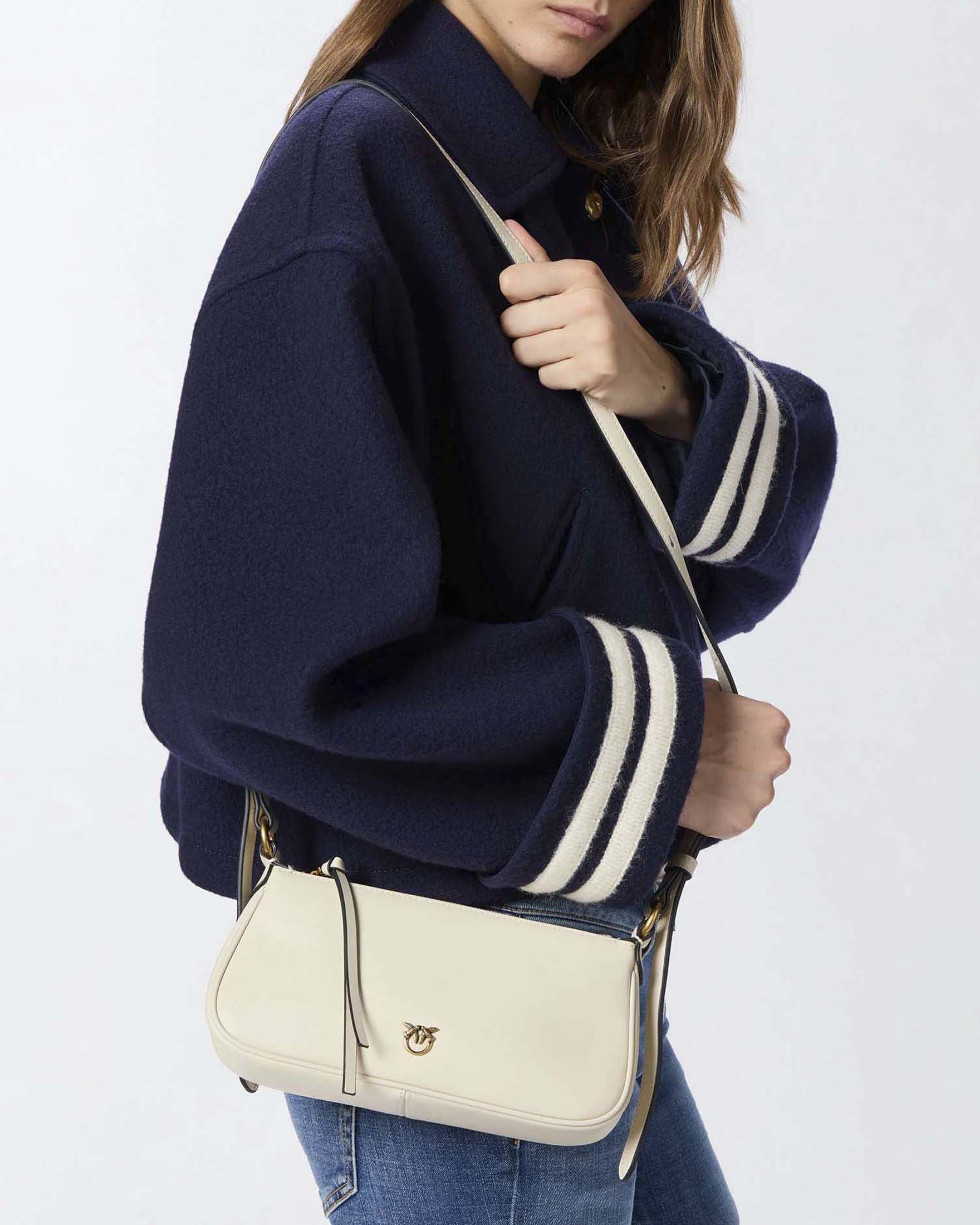 Borsa piccola Mini Half Moon in pelle liscia bianca con logo Love Birds dorato e tracolla image