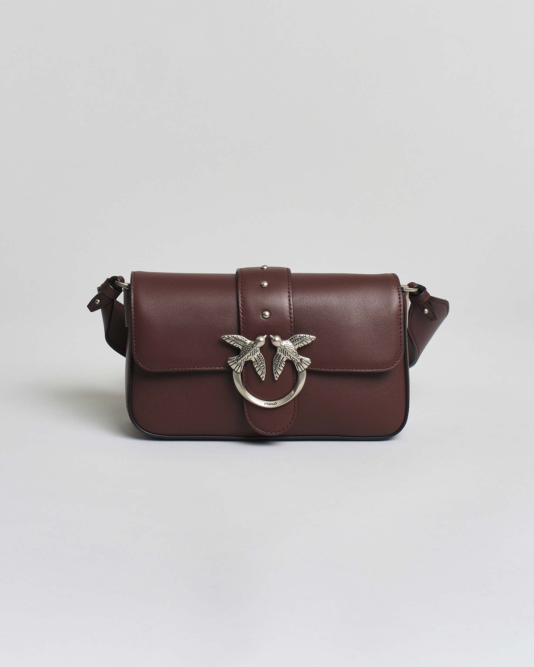 Borsa Mini Love Bag Slouchy in pelle bordeaux con tracolla e fibbia Love Birds argentata