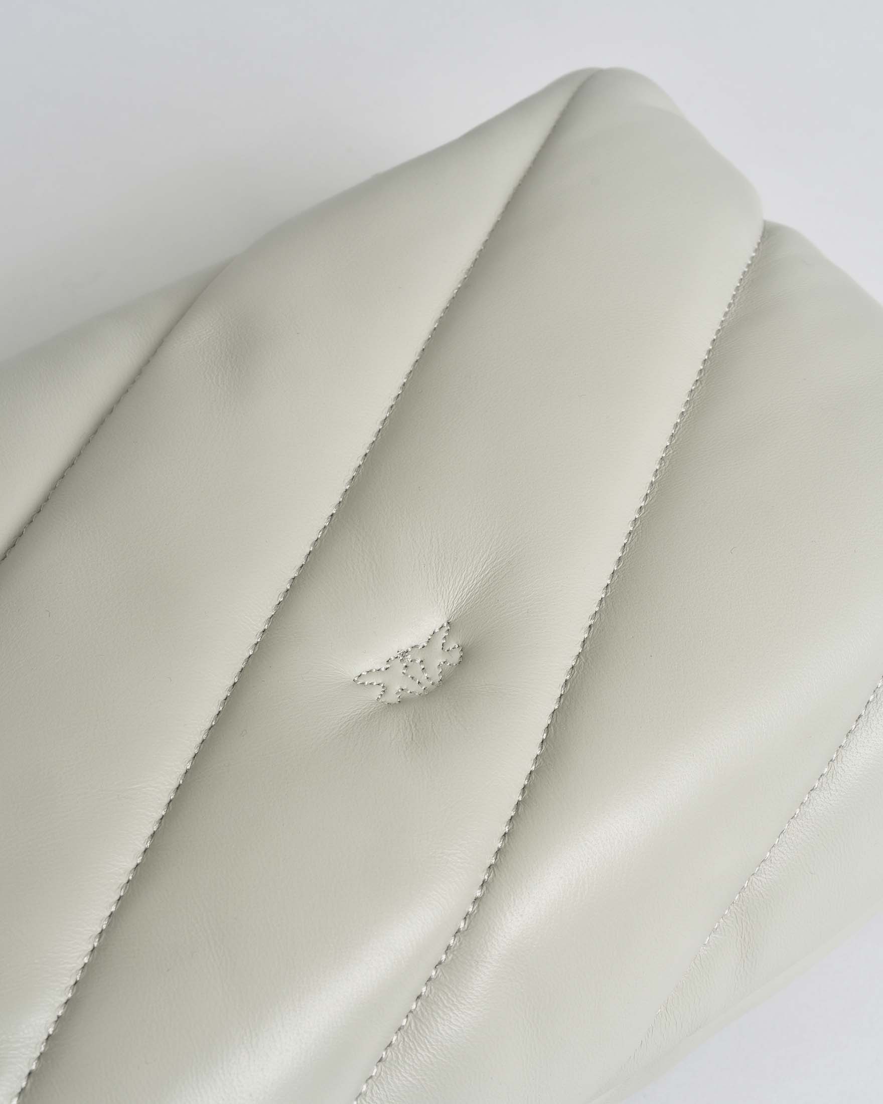 Borsa Classic Love Bag Puff Pinko in pelle color perla con fibbia Love Birds dorata e tracolla image