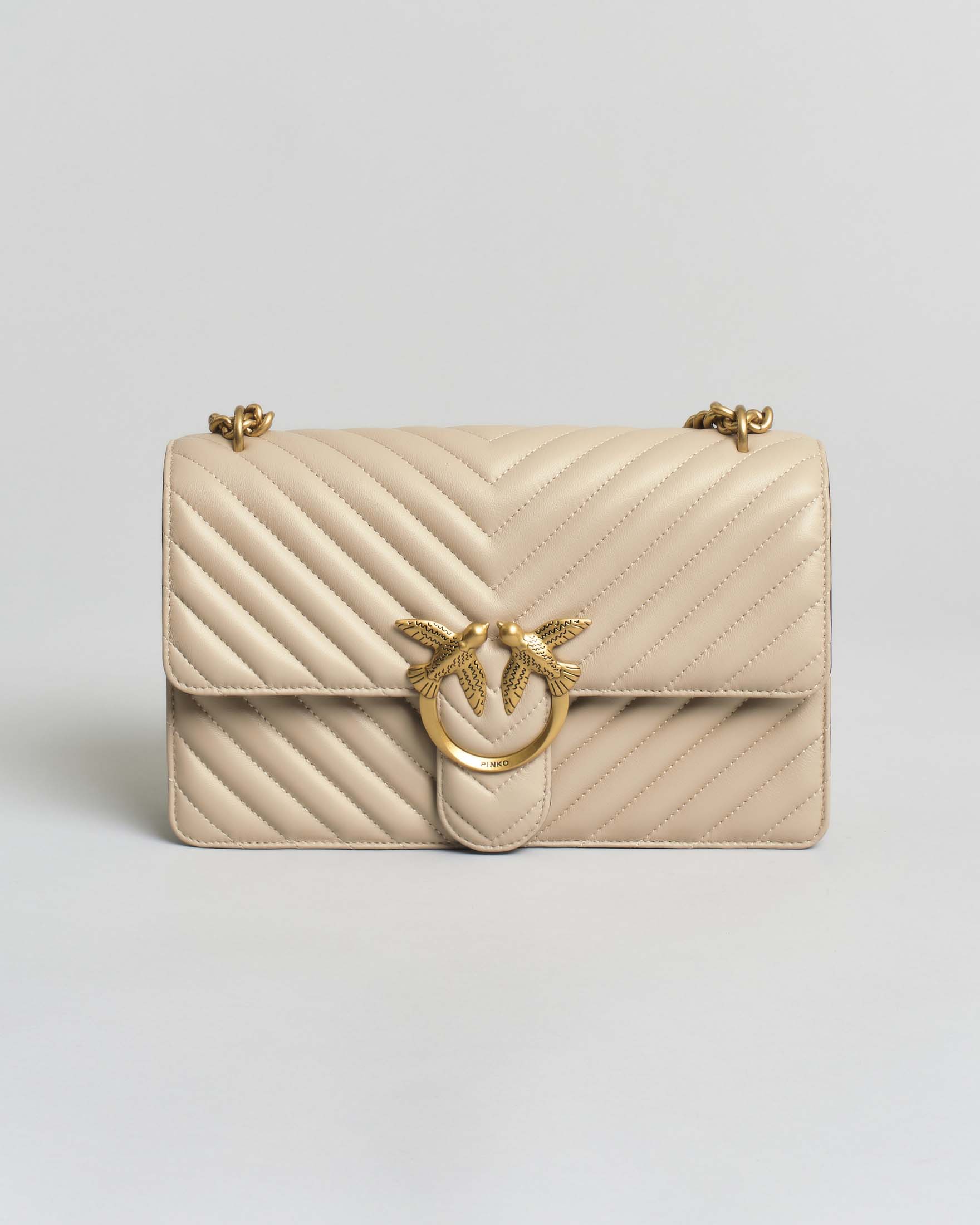 Borsa Love Bag One Chevron in pelle beige con fibbia Love Birds dorata e tracolla a catena
