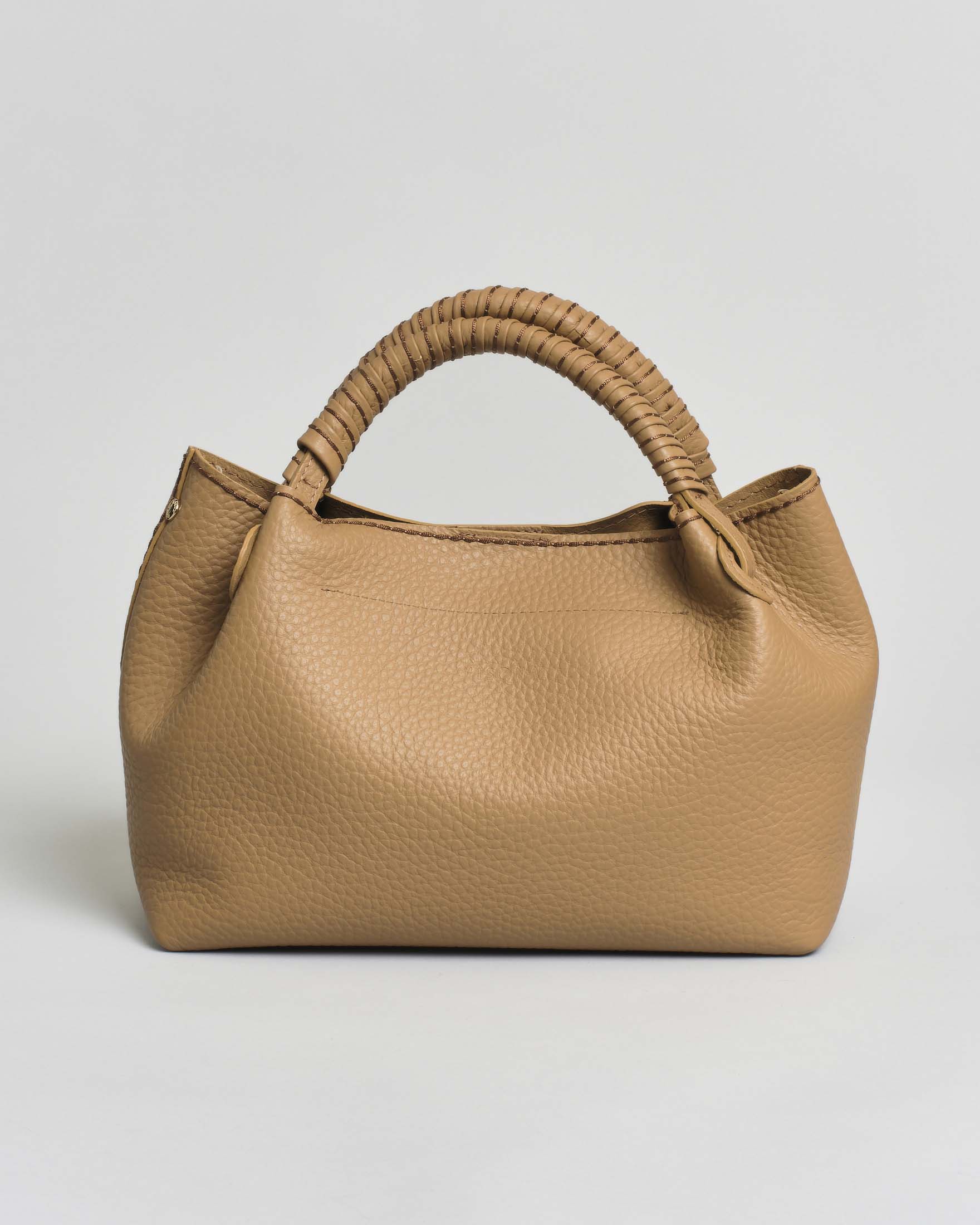 Borsa a spalla Mia Visonà in pelle martellata color cuoio con manico intrecciato