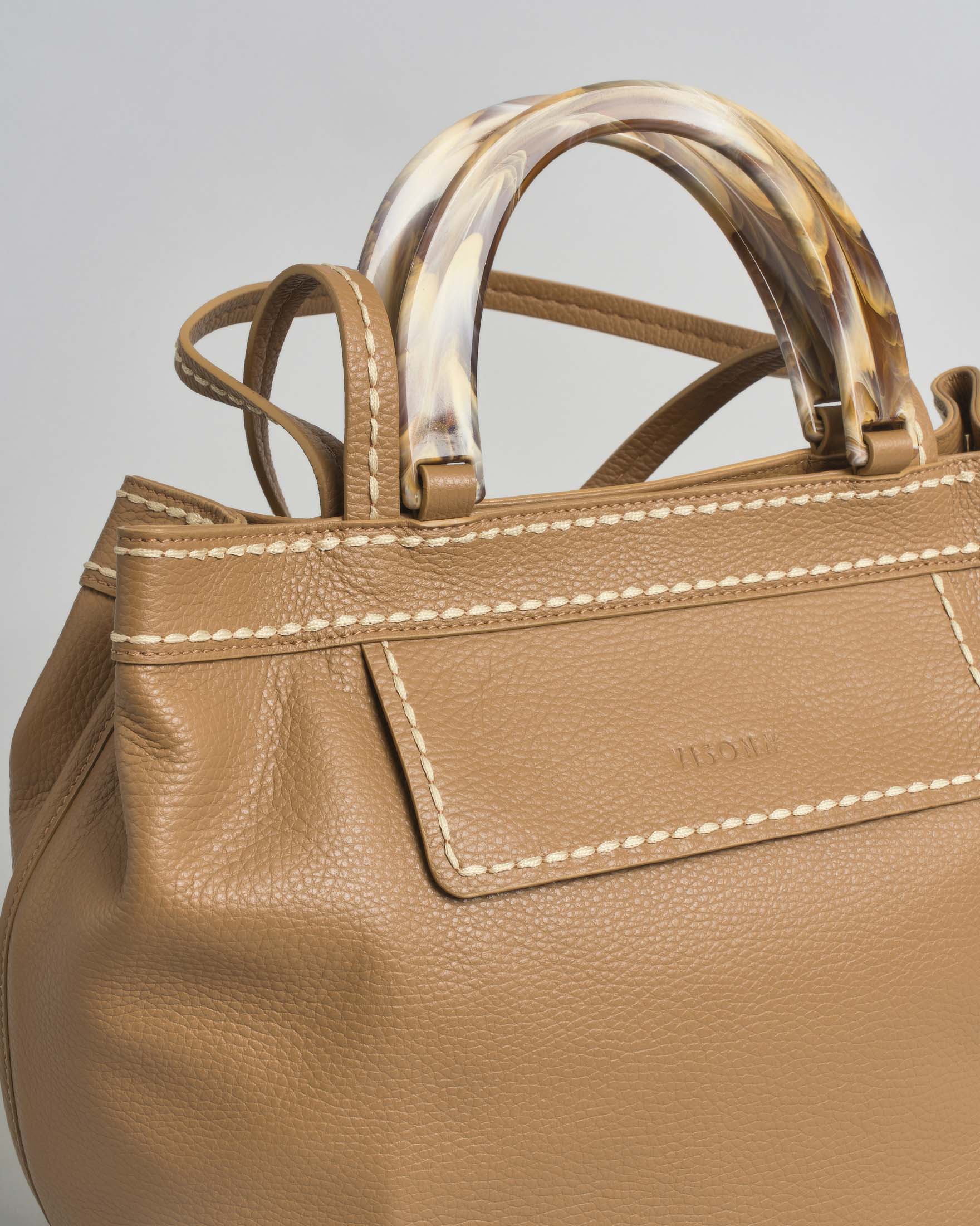 Borsa a spalla Ambra Media Visonà in pelle martellata color cammello e manici in osso image