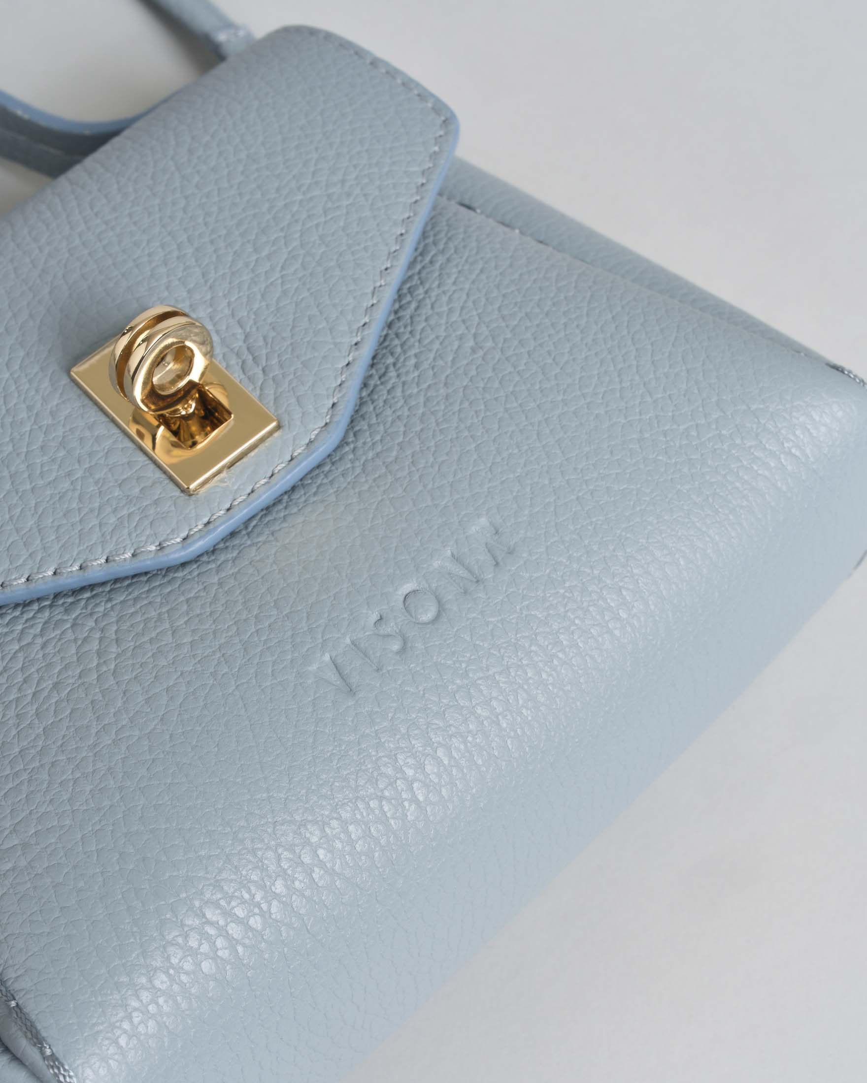 Mini Bag Visonà in pelle martellata azzurra con tracolla removibile image