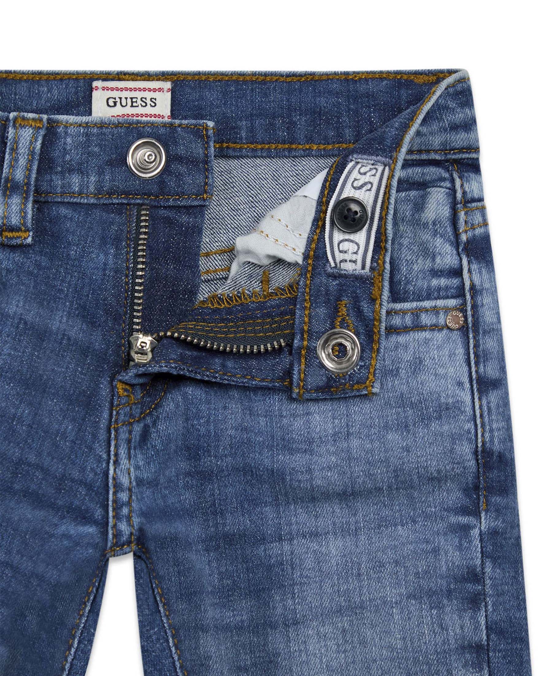 Jeans Guess Kids medium wash in cotone elasticizzato con patch logo ricamato