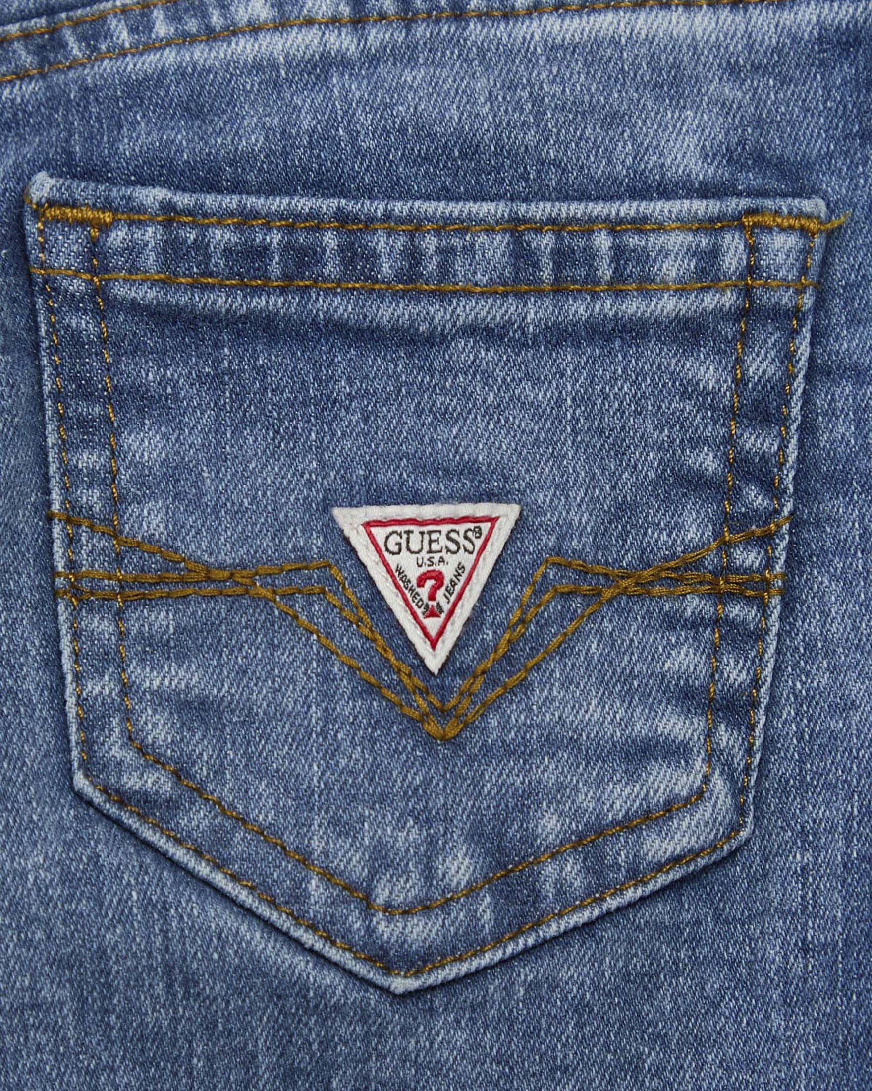 Jeans Guess Kids medium wash in cotone elasticizzato con patch logo ricamato