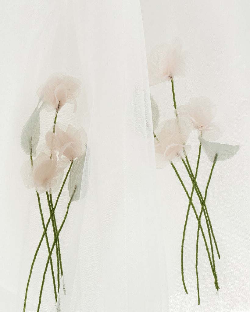 Abito smanicato Monnalisa in tulle con fiori rosa