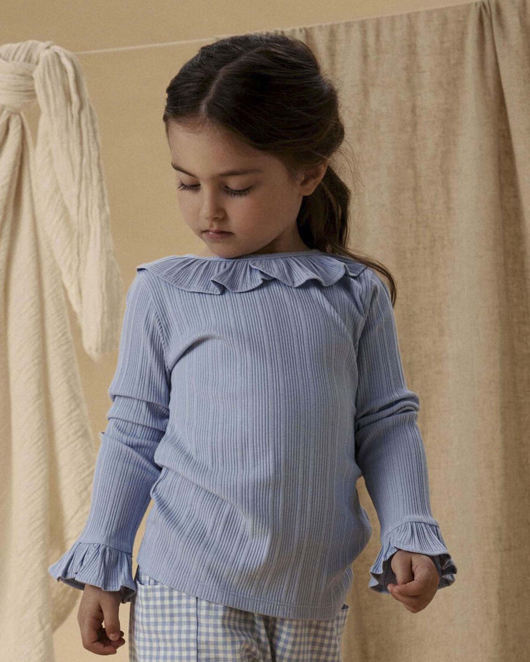 T-shirt Lil'Atelier celeste a maniche lunghe in misto cotone con costine e volant