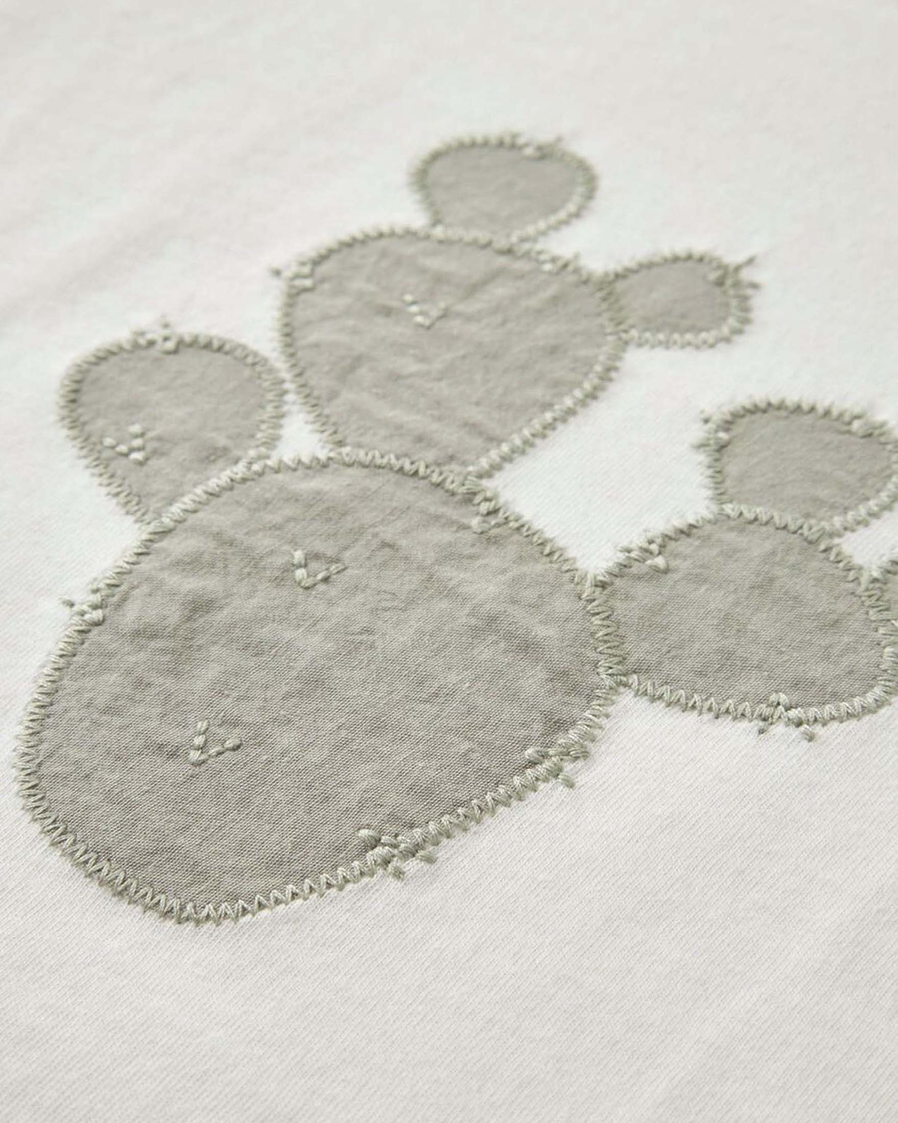 T-shirt Lil'Atelier bianca a maniche lunghe con cactus verde salvia image