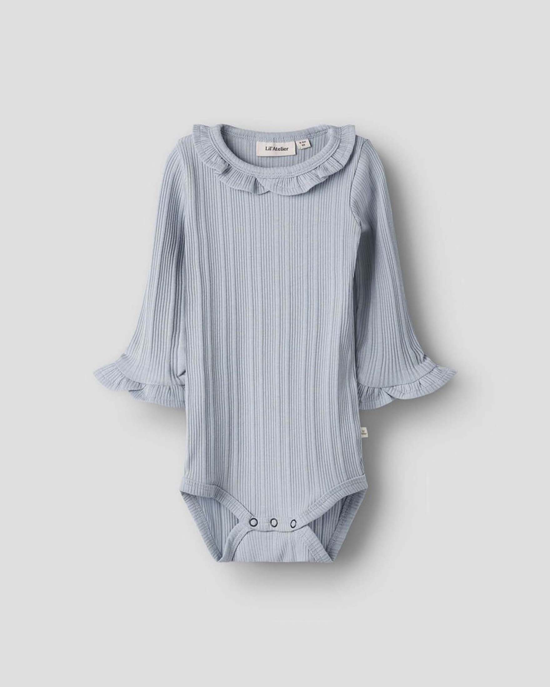 Body Lil'Atelier celeste a maniche lunghe in misto cotone con costine e volant