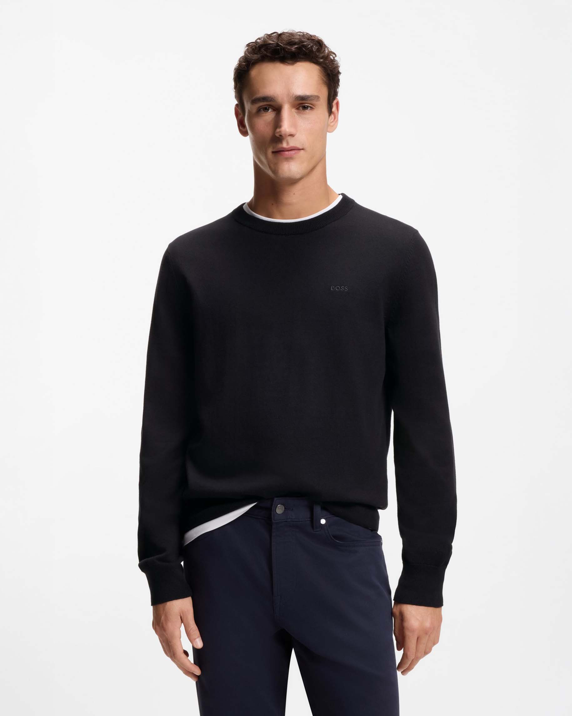 Maglia girocollo Upacas Boss nera in puro cotone con logo ricamato in tono sul petto