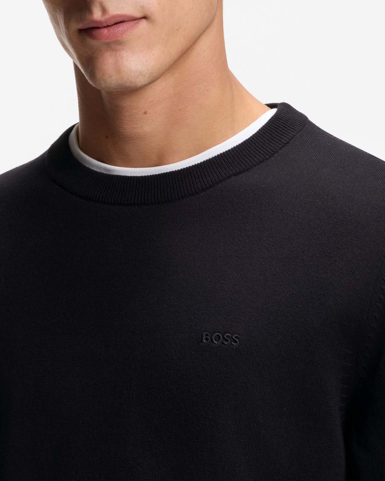 Maglia girocollo Upacas Boss nera in puro cotone con logo ricamato in tono sul petto