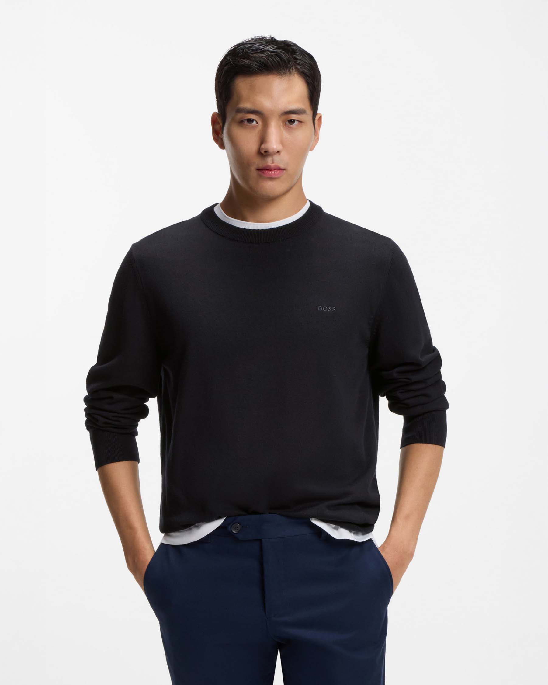 Maglia girocollo Upacas Boss blu in puro cotone con logo ricamato in tono sul petto