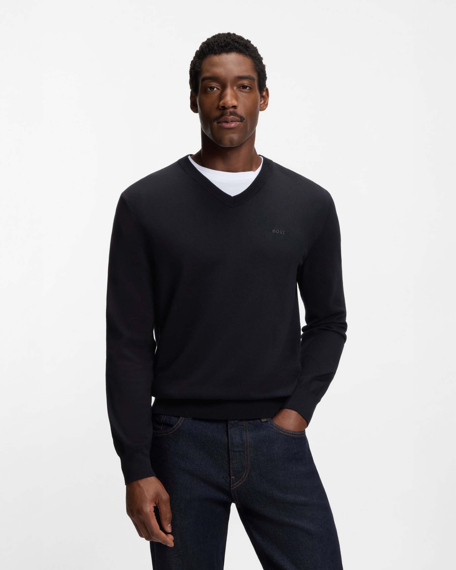 Maglia scollo a V Upacello Boss blu in puro cotone con logo ricamato in tono sul petto