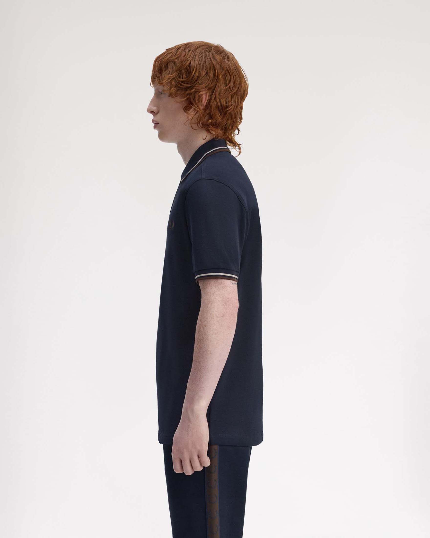 Polo Fred Perry blu mezza manica con bordino bianco e noce image