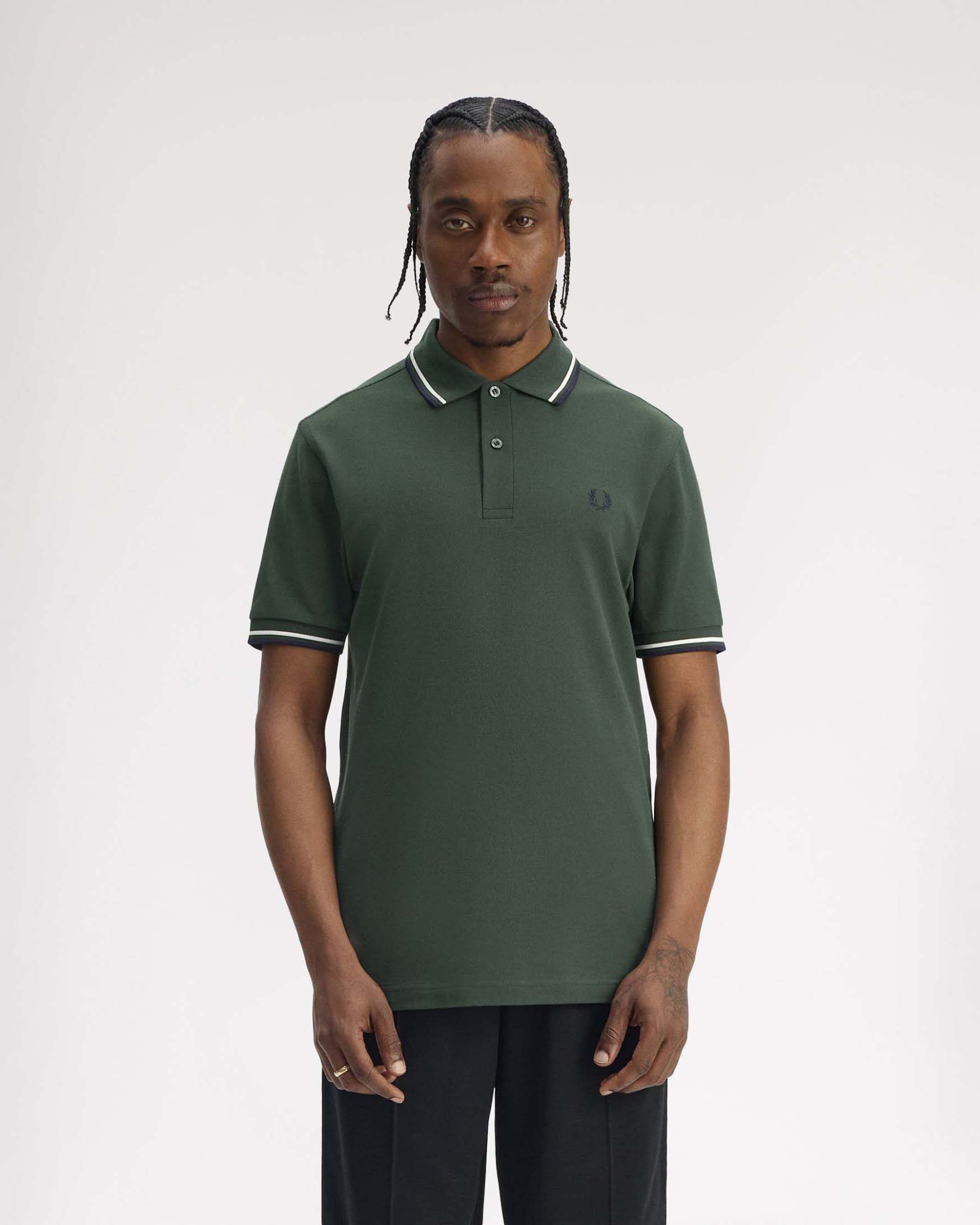 Polo Fred Perry verde militare mezza manica con bordino bianco e blu