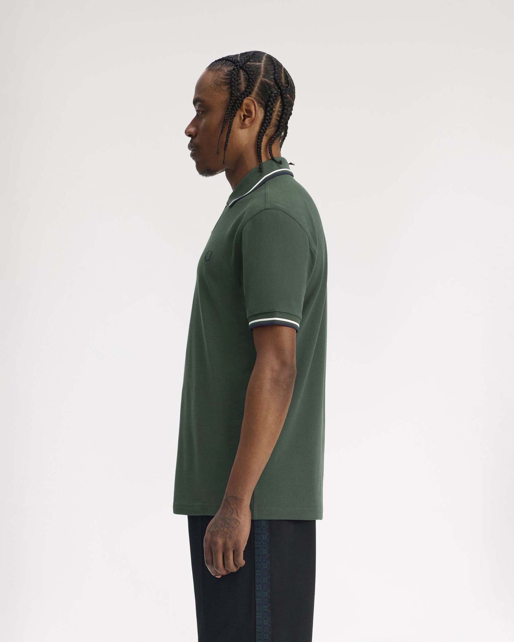 Polo Fred Perry verde militare mezza manica con bordino bianco e blu image