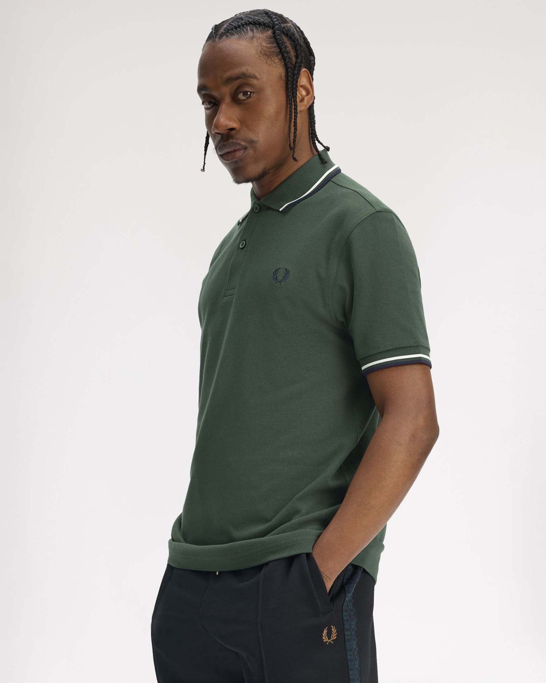 Polo Fred Perry verde militare mezza manica con bordino bianco e blu