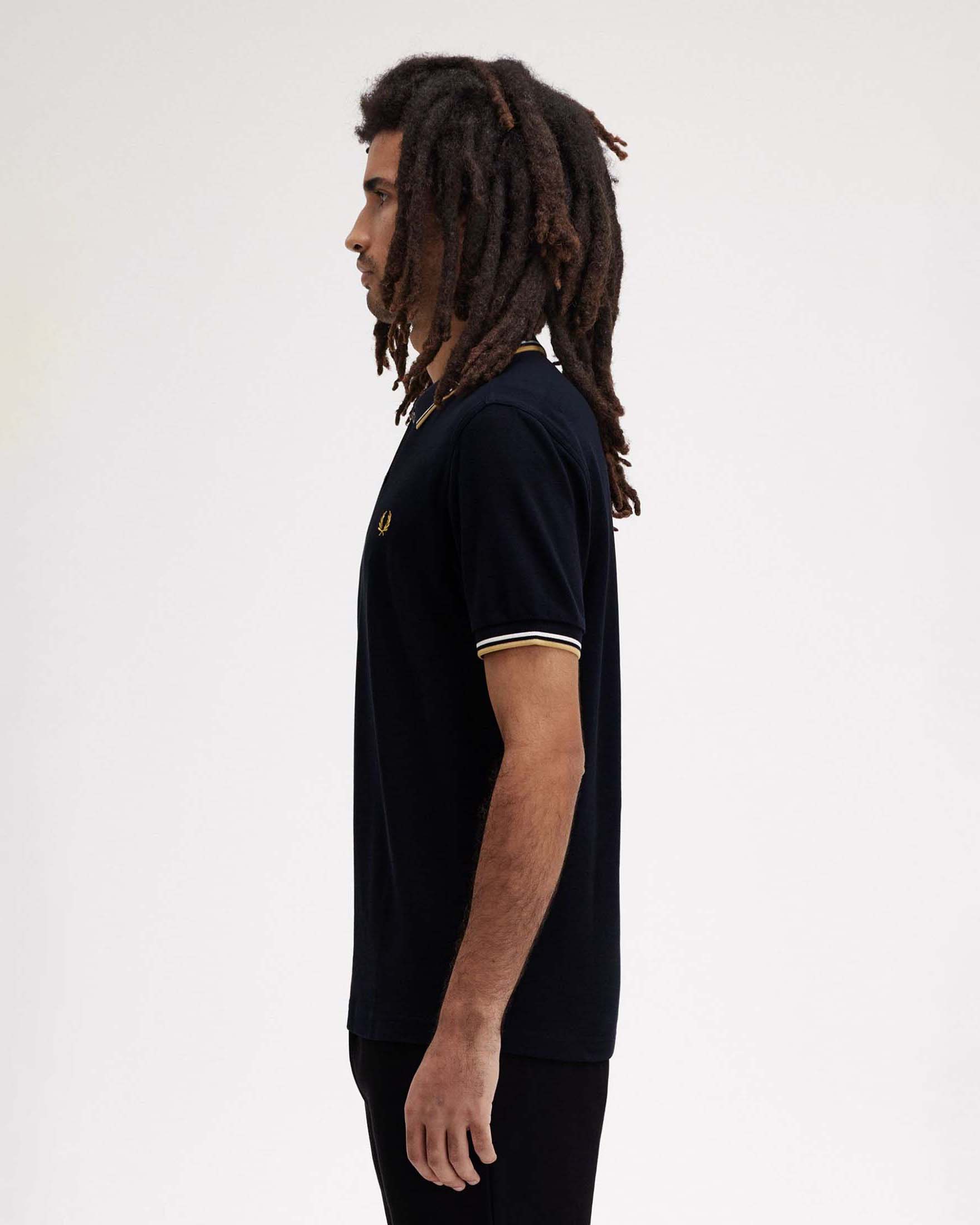 Polo Fred Perry blu mezza manica con bordino bianco e oro image