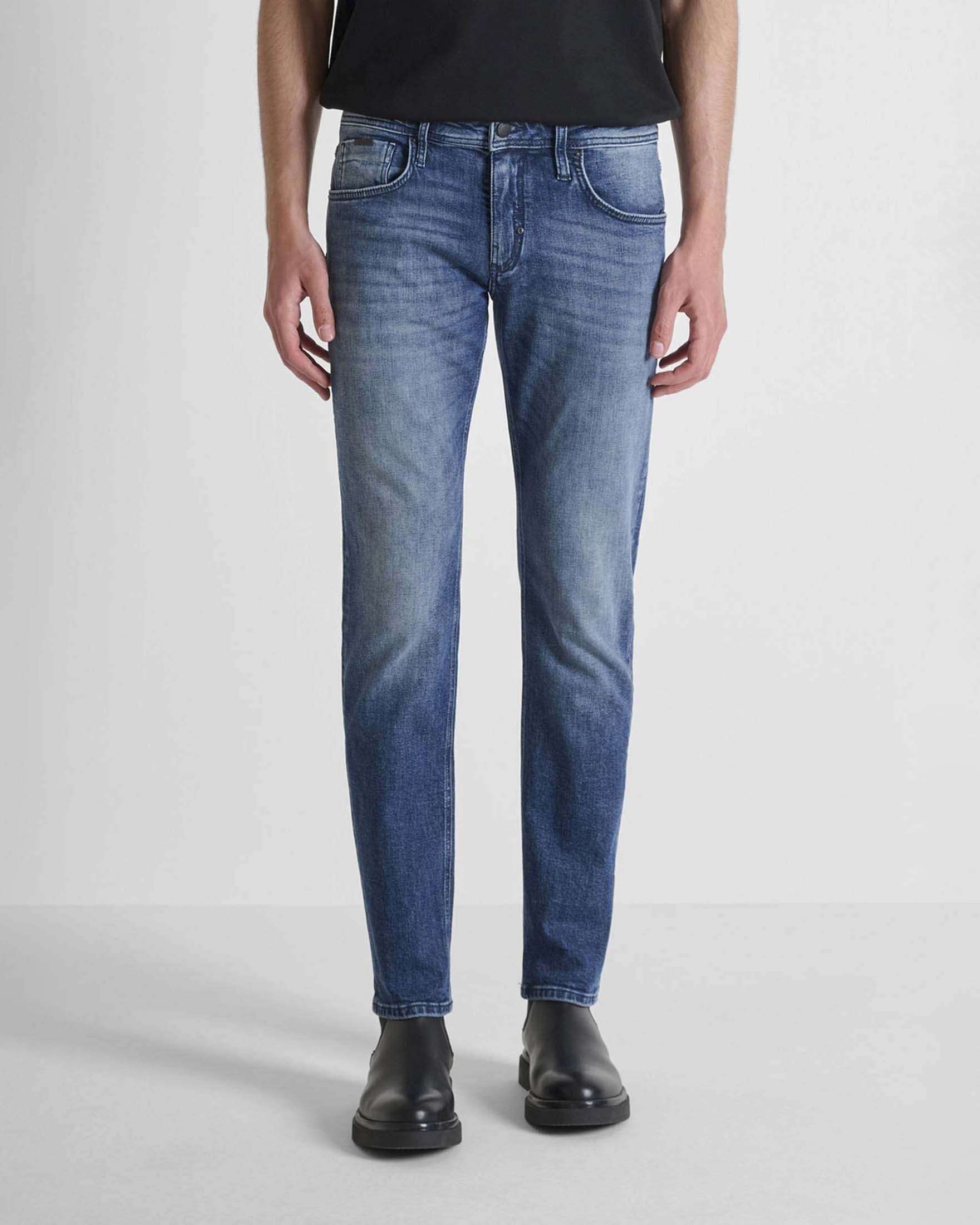 Jeans blu medium wash in cotone elasticizzato con baffature