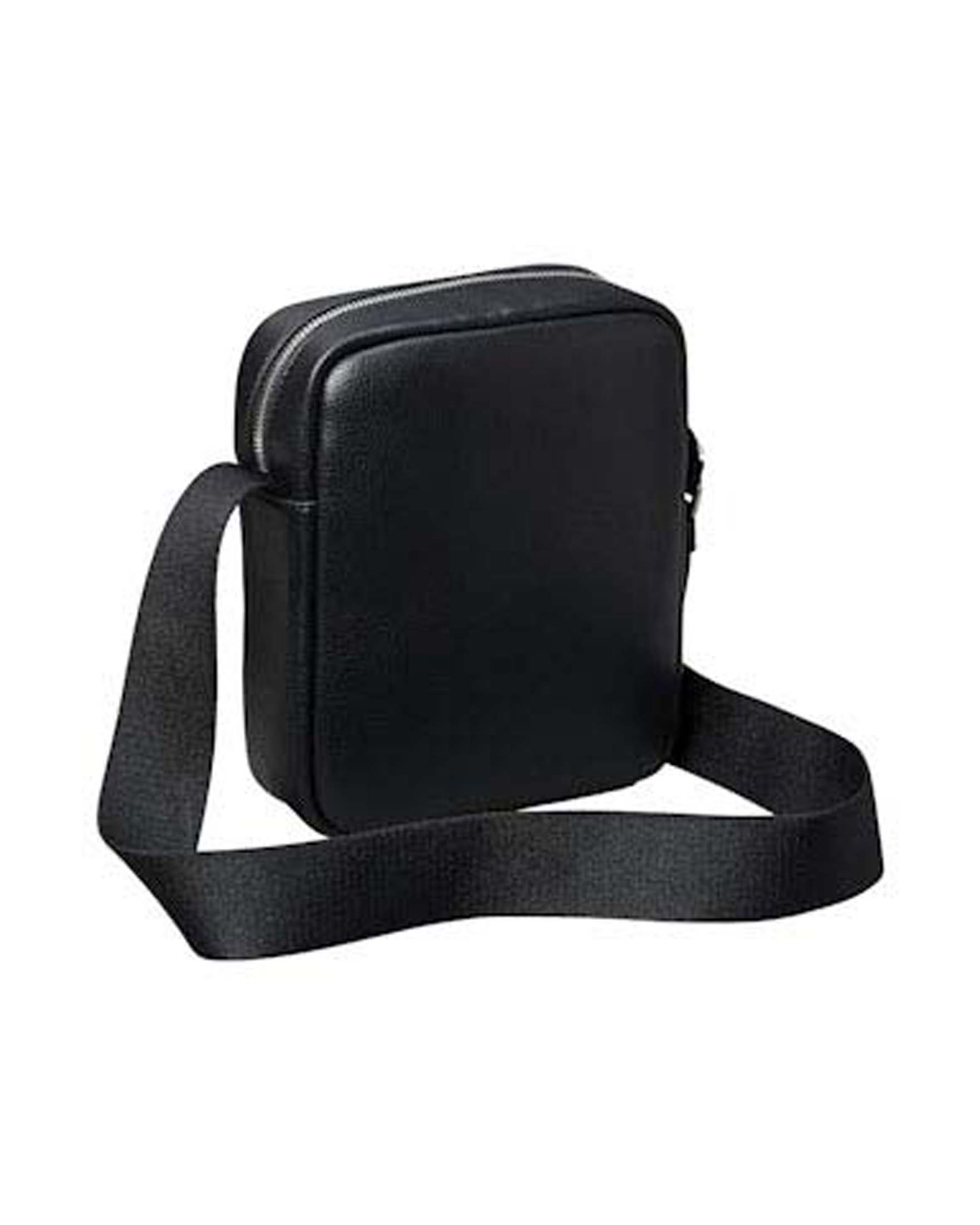 Borsa a tracolla Calvin Klein Jeans nera in similpelle martellata con logo stampato image