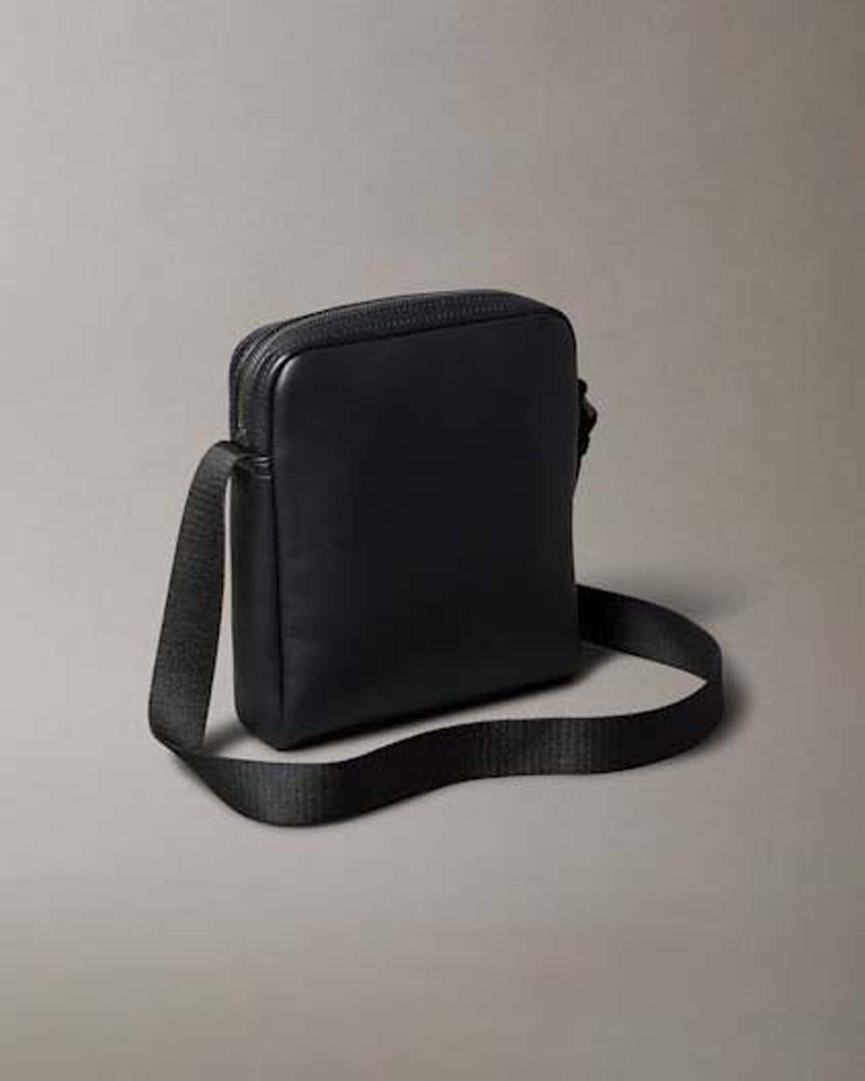 Borsa a tracolla Calvin Klein Jeans nera in similpelle liscia con logo goffrato image