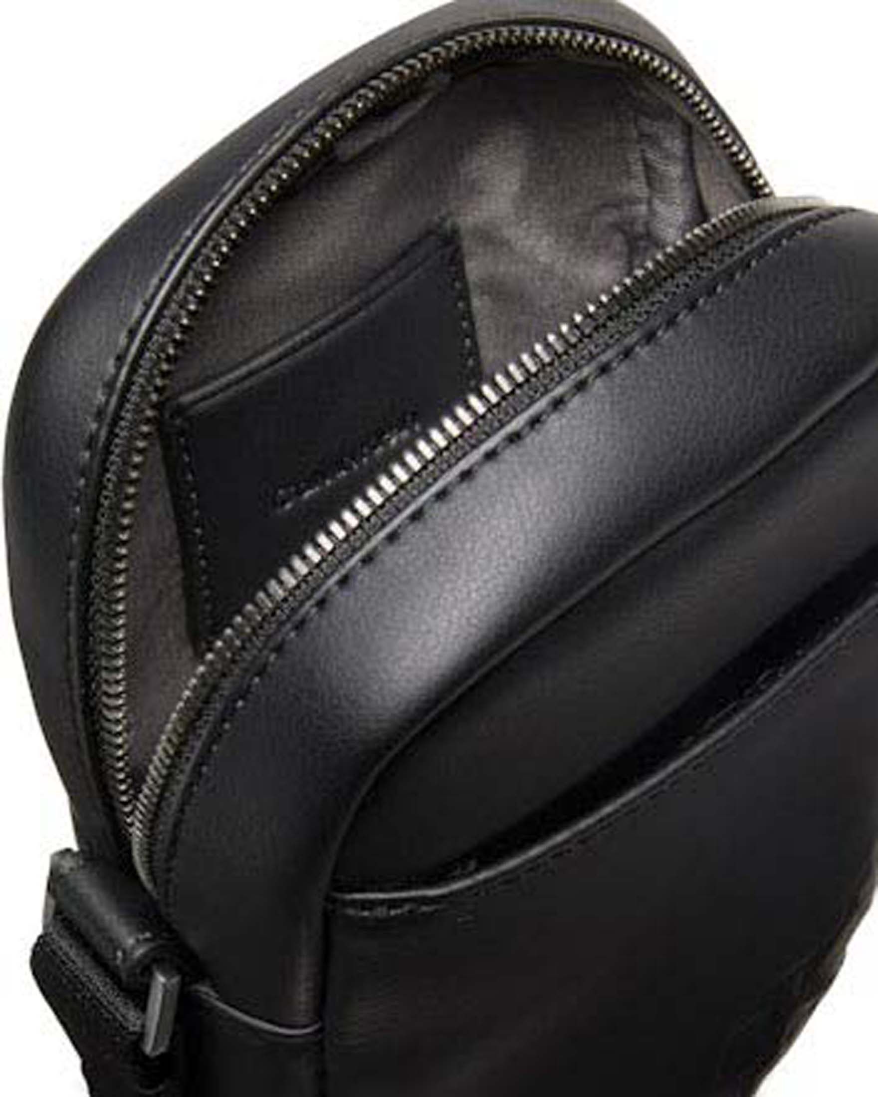 Borsa a tracolla Calvin Klein Jeans nera in similpelle con logo CK in rilievo image