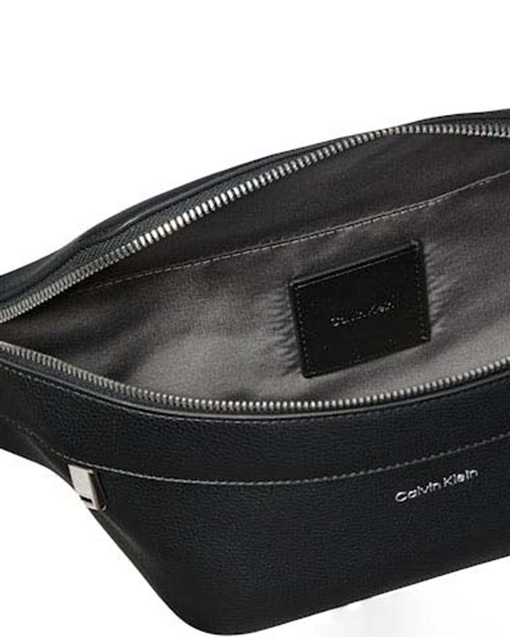 Marsupio Calvin Klein Jeans nero in similpelle martellata con logo in metallo image