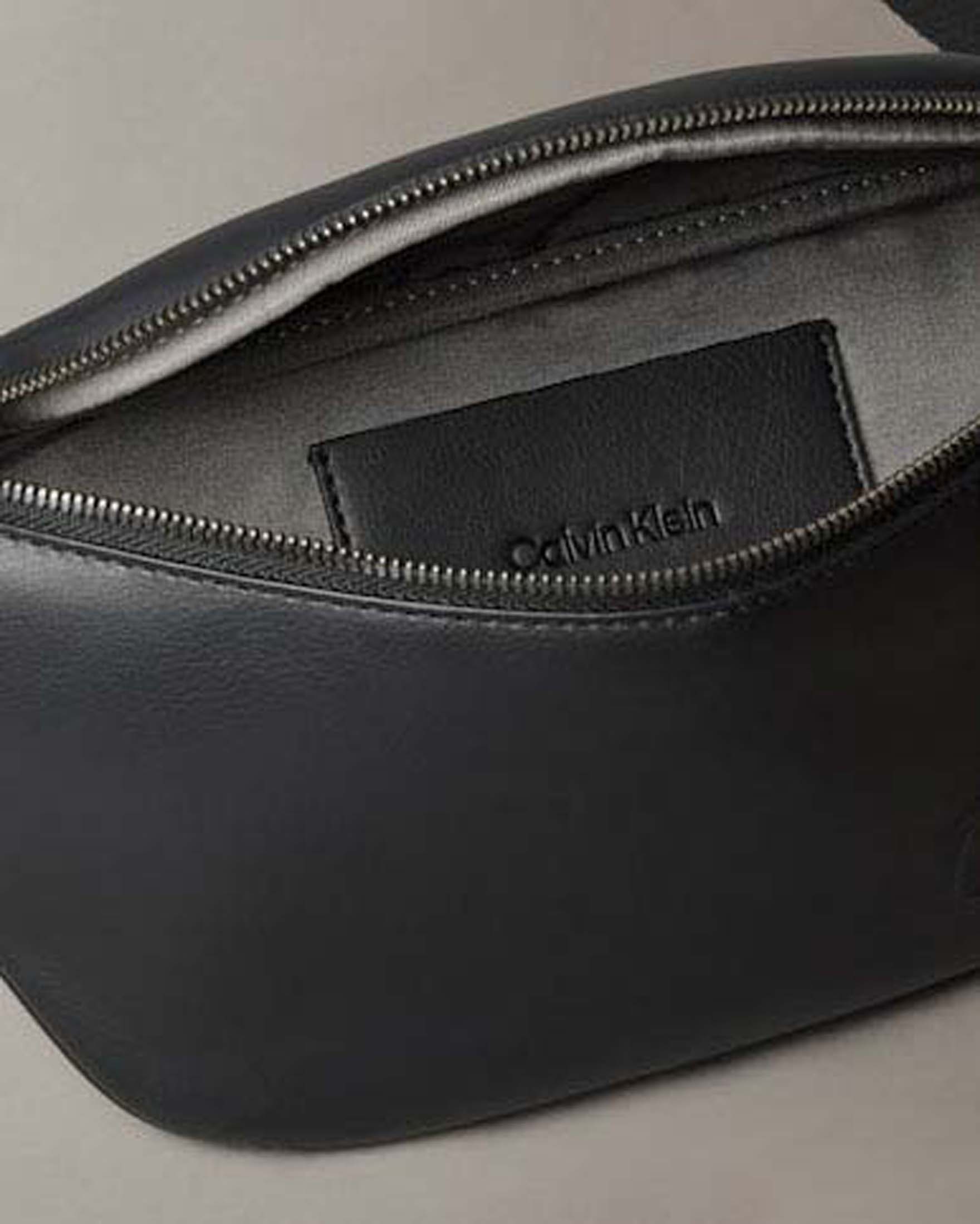 Marsupio Calvin Klein Jeans nero in similpelle con logo impresso image