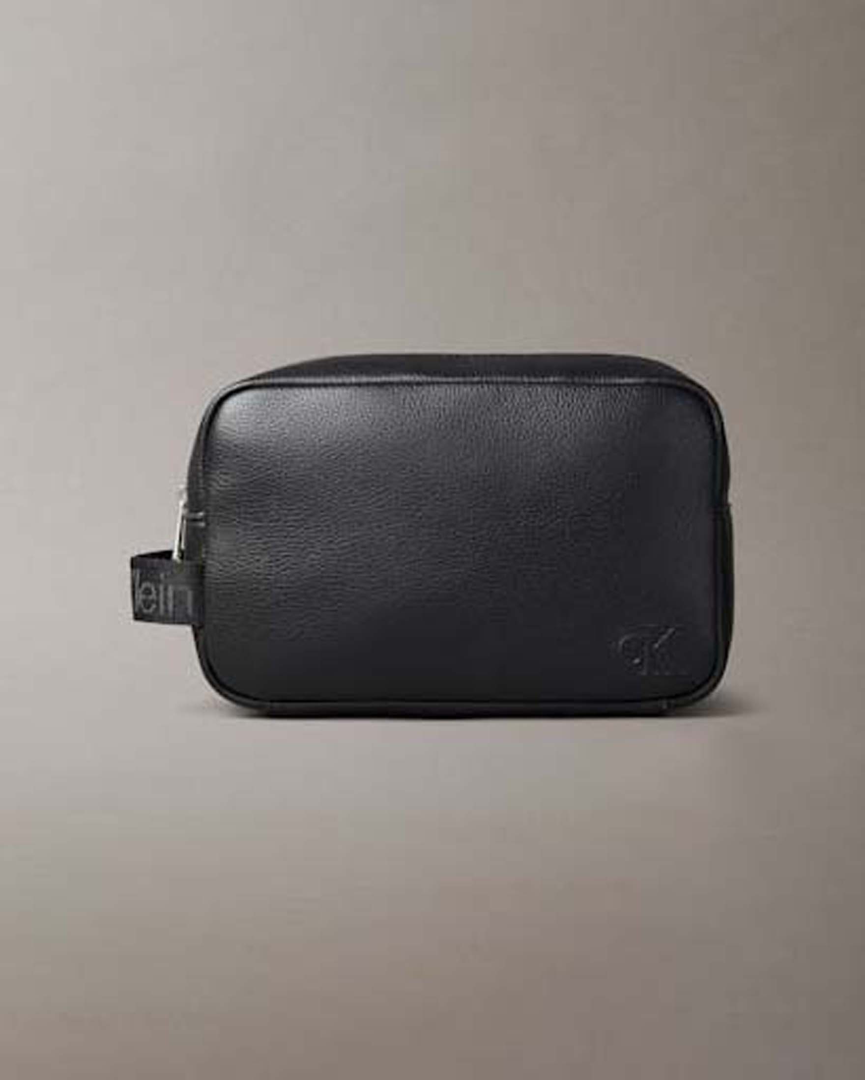 Calvin Klein Jeans — Beauty case Calvin Klein Jeans nero in similpelle martellata con logo in rilievo