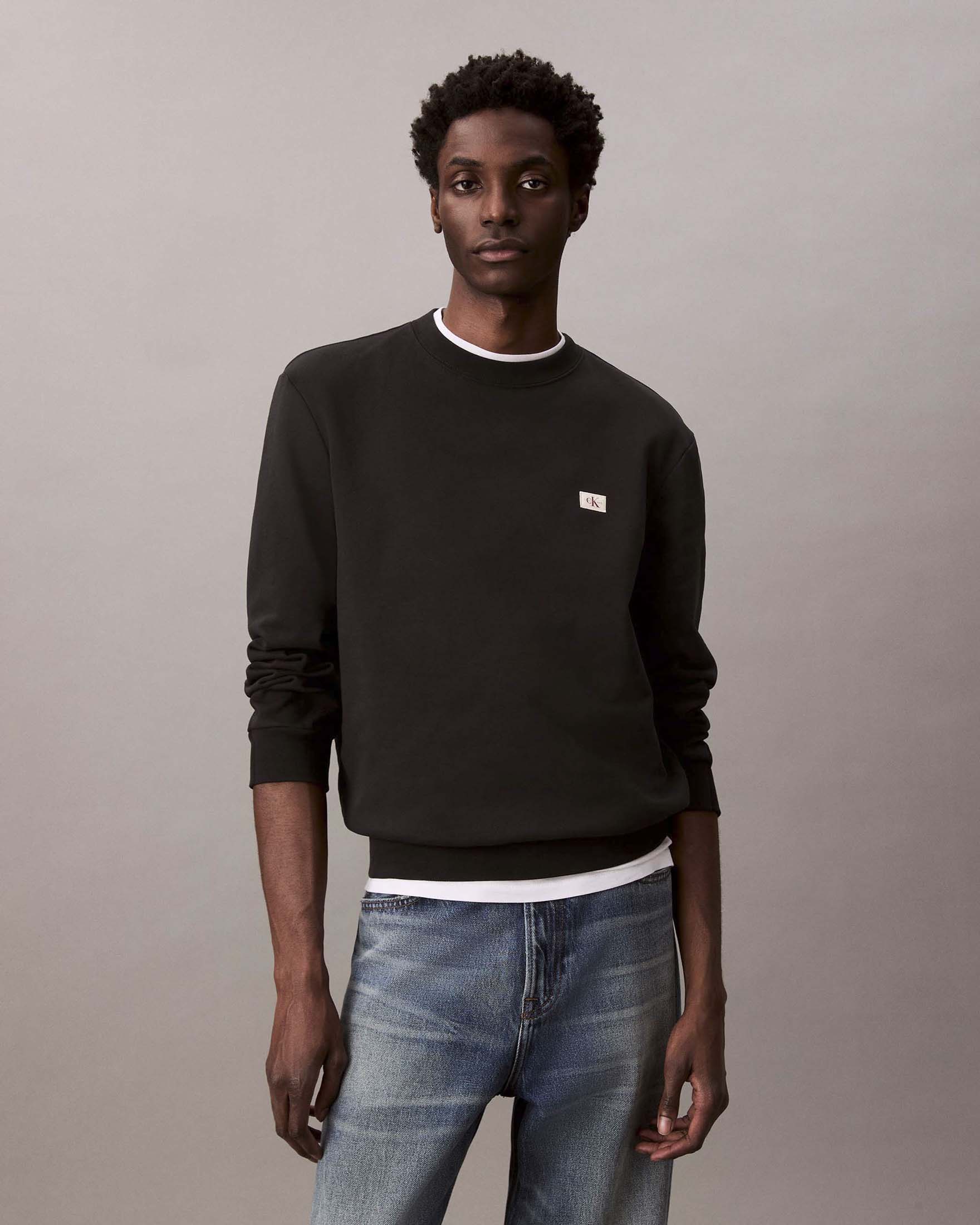 Felpa girocollo Calvin Klein Jeans nera in cotone con patch logo ricamato