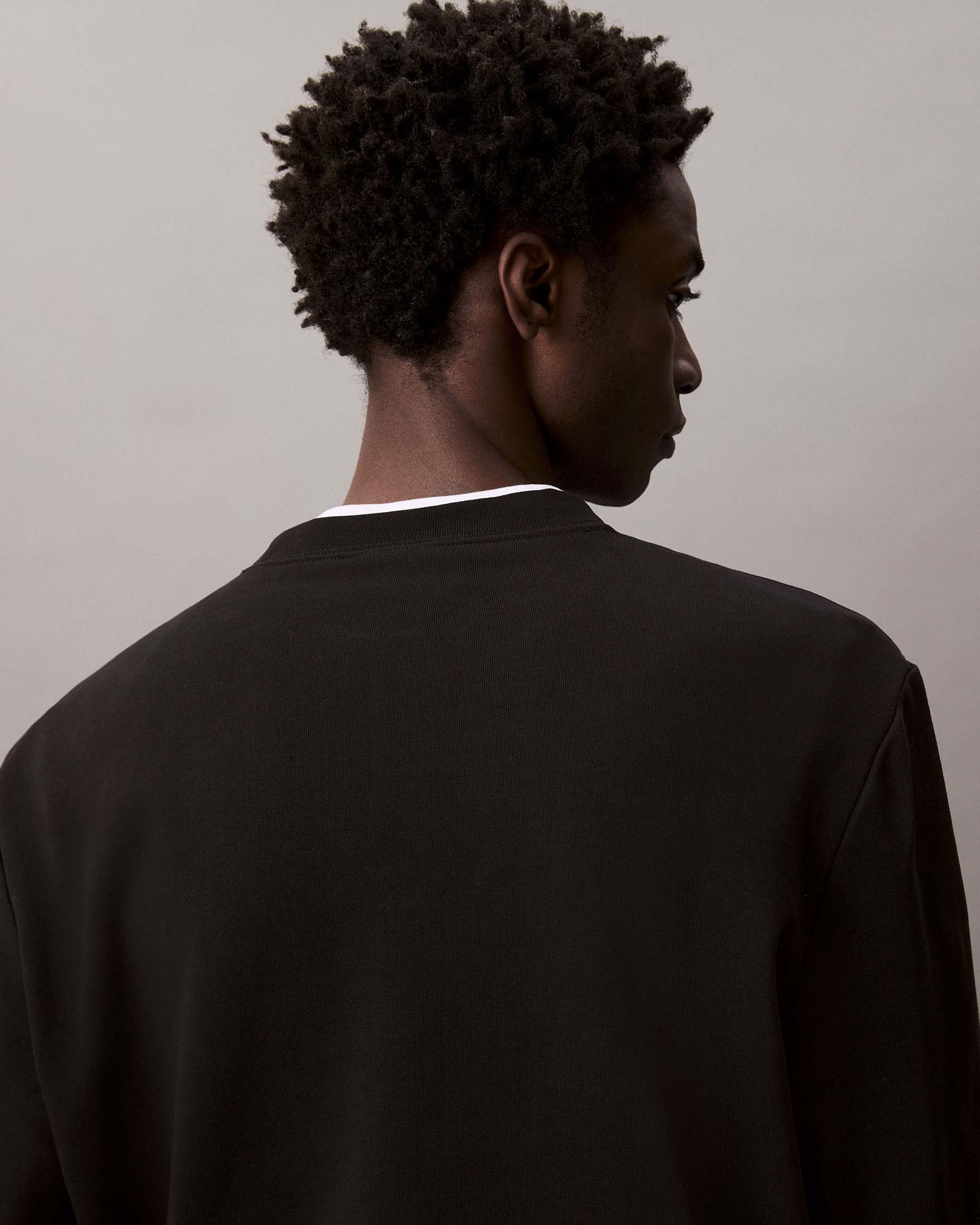 Felpa girocollo Calvin Klein Jeans nera in cotone con patch logo ricamato image