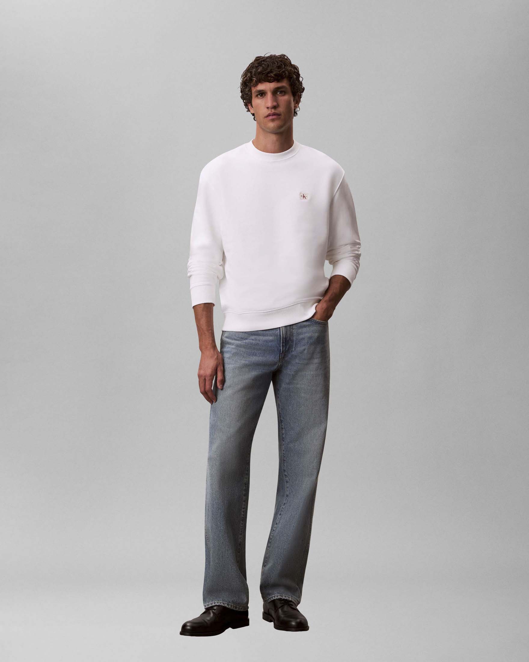 Felpa girocollo Calvin Klein Jeans bianca in cotone con patch logo ricamato