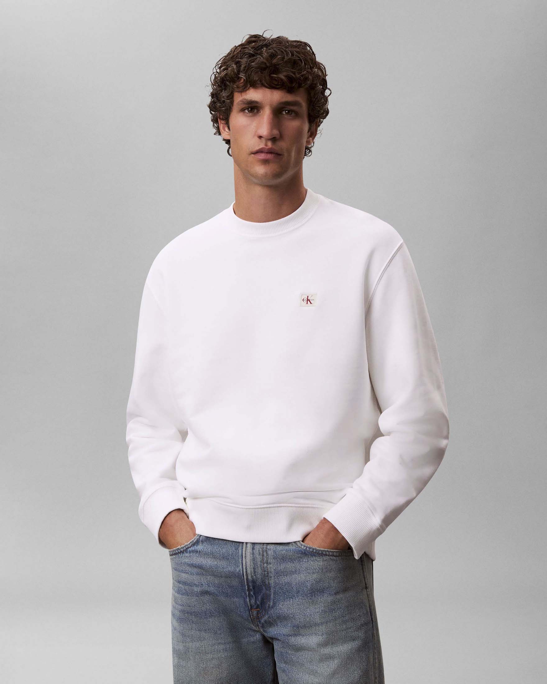 Felpa girocollo Calvin Klein Jeans bianca in cotone con patch logo ricamato image