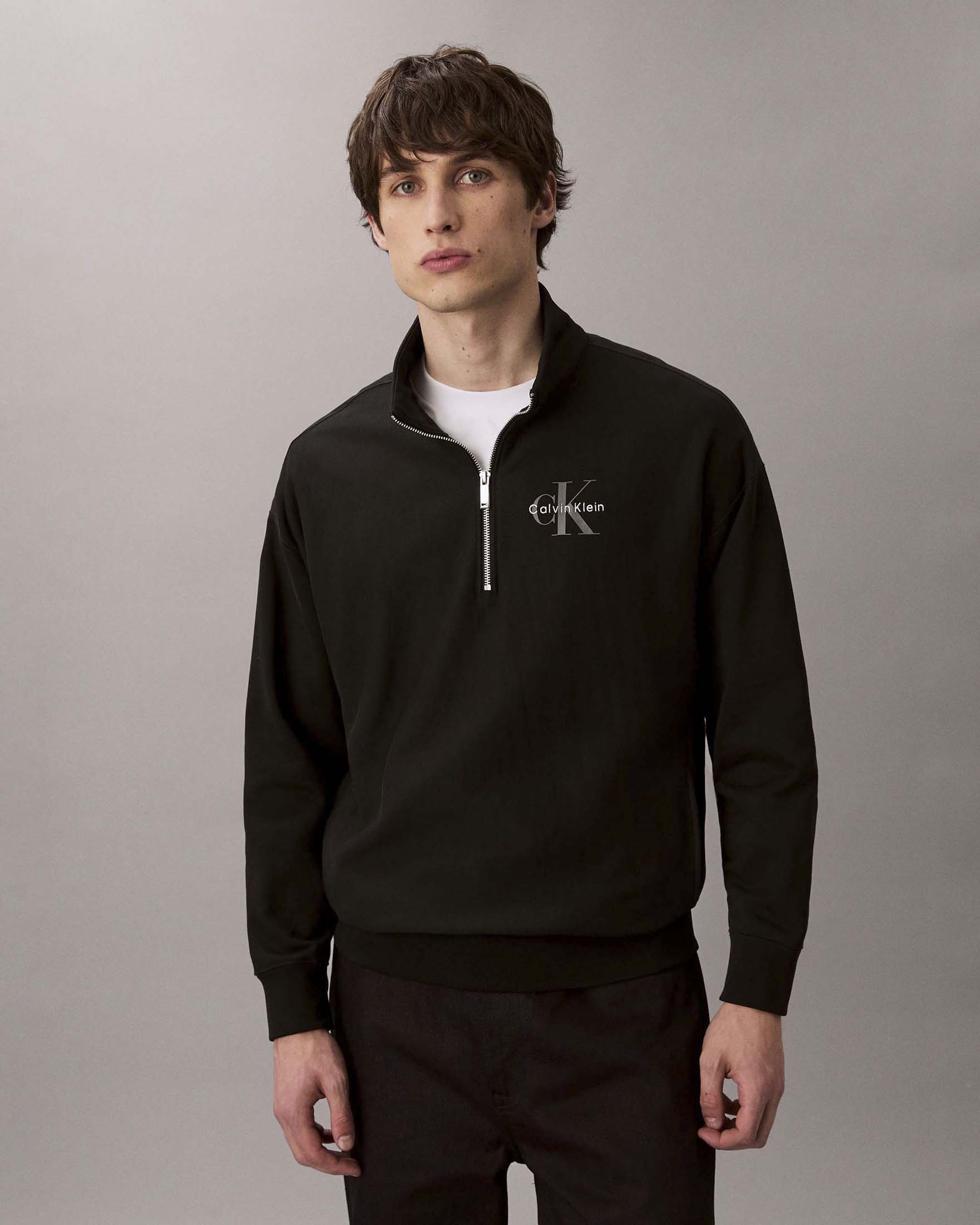 Felpa Calvin Klein Jeans nera in cotone con apertura a mezza zip e stampa logo monogramma image