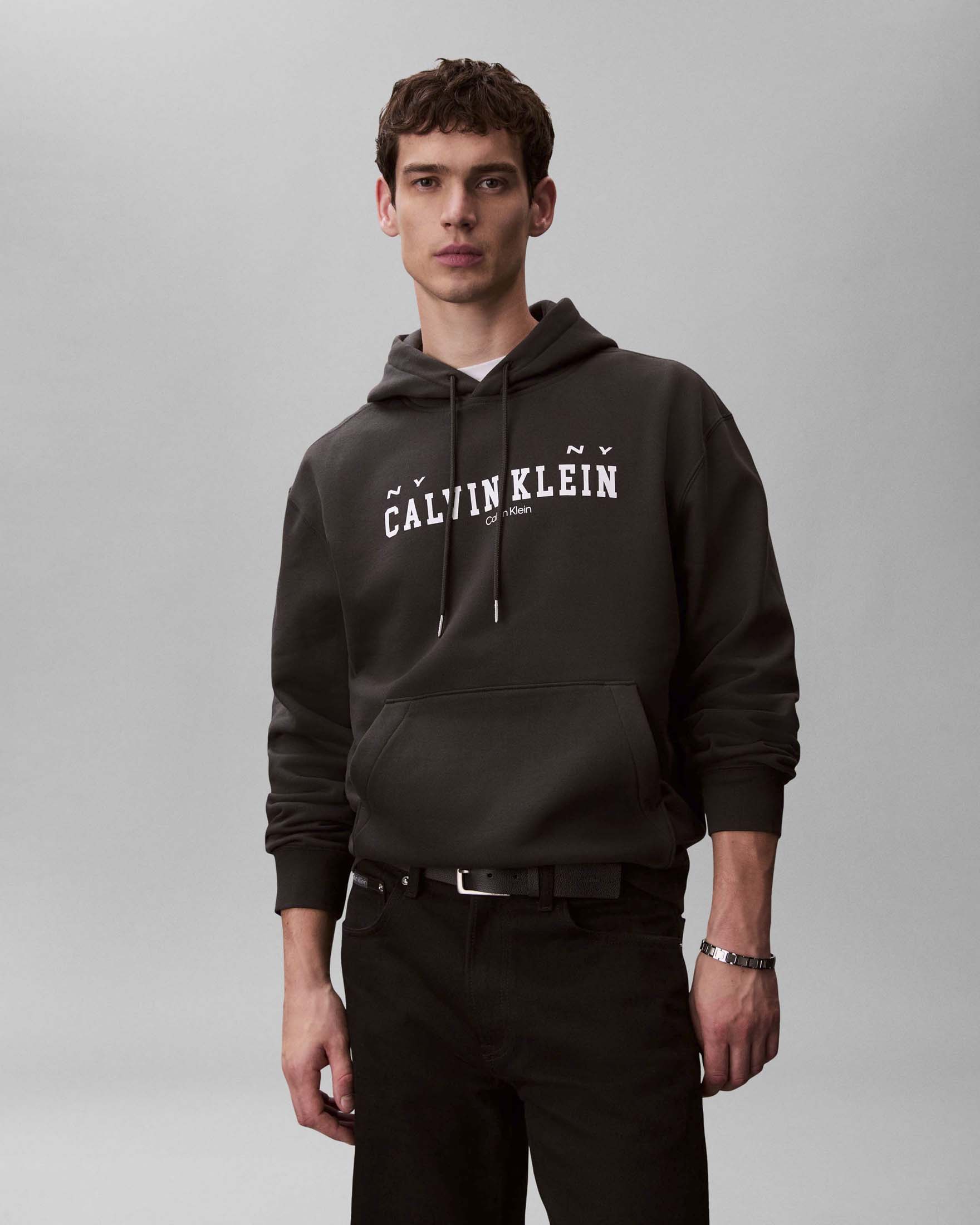 Felpa Calvin Klein Jeans nera in cotone concappuccio e stampa logo image
