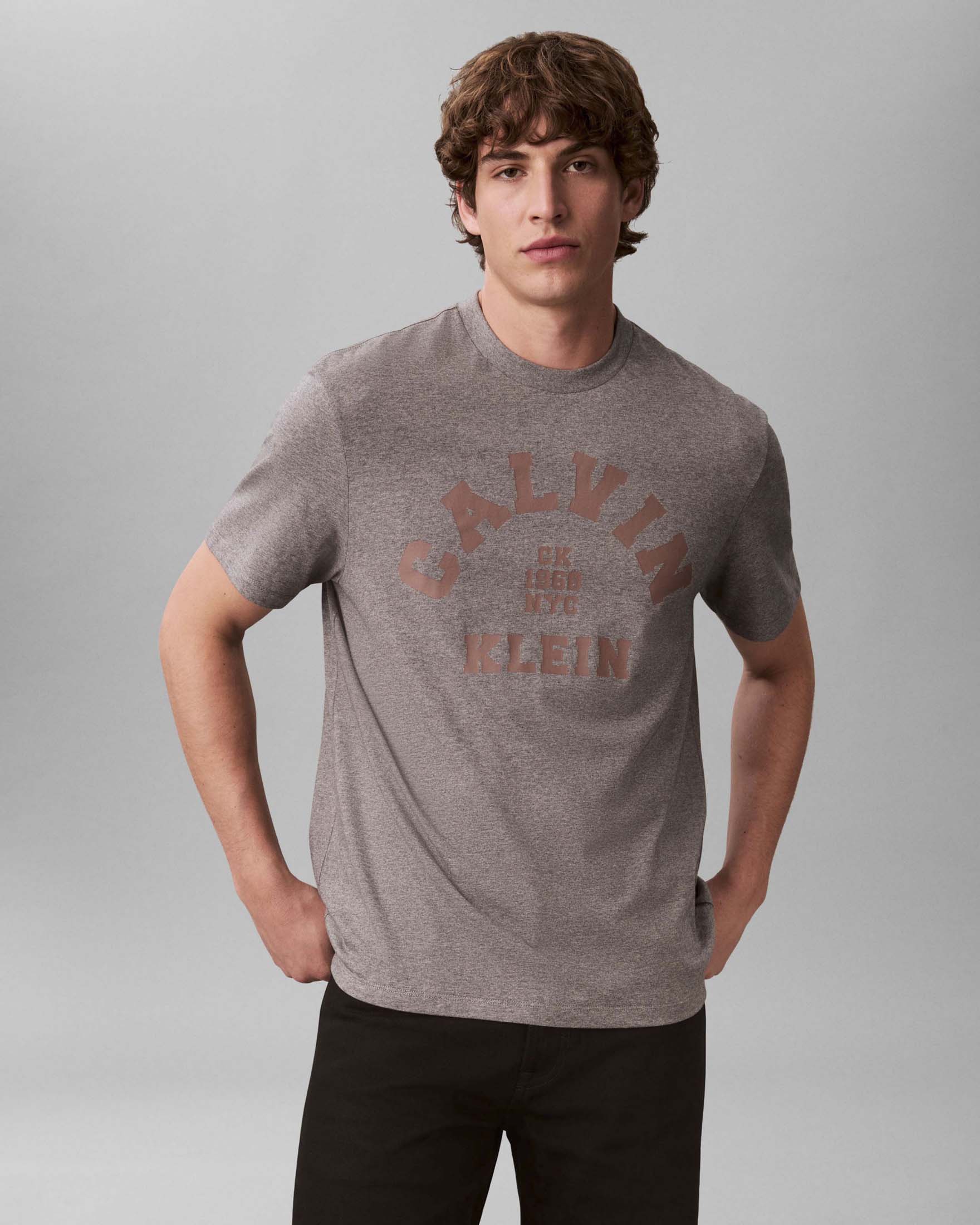 T-shirt Calvin Klein Jeans grigia in cotone con stampa logo college image