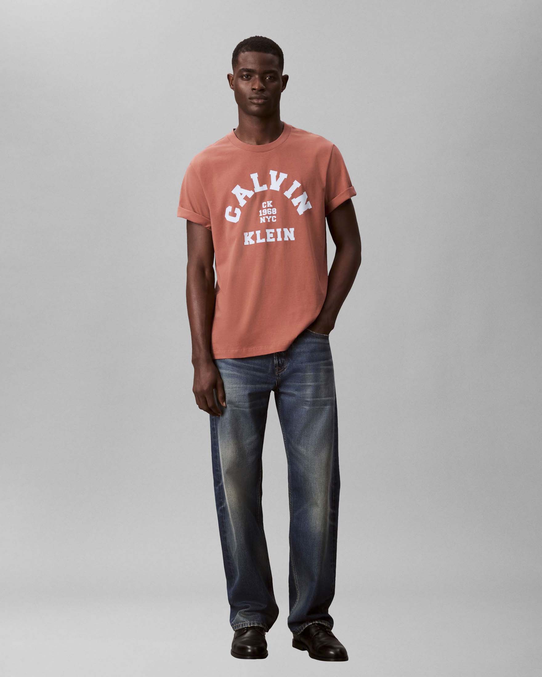 T-shirt Calvin Klein Jeans corallo in cotone con stampa logo college