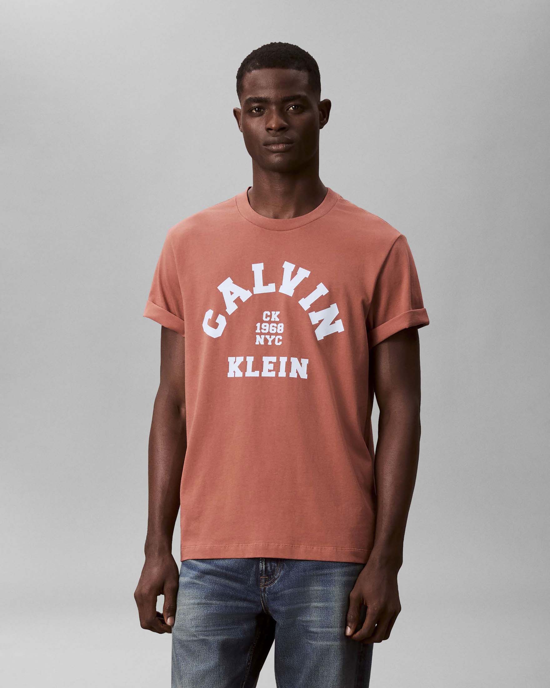 T-shirt Calvin Klein Jeans corallo in cotone con stampa logo college image
